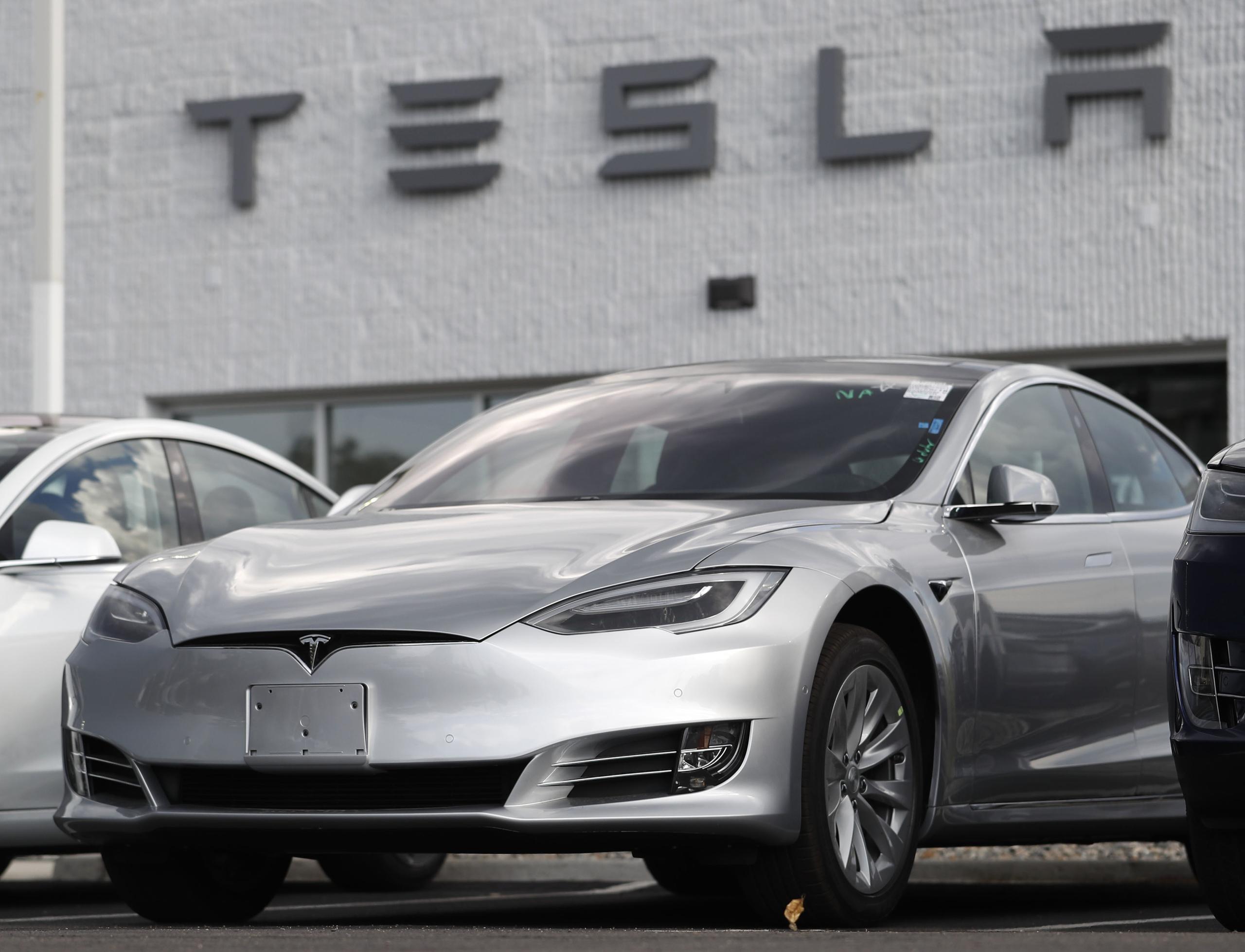 Un  vehículo Tesla Model S modelo 2018 exhibido en una concesionaria de la marca en Littleton, Colorado.