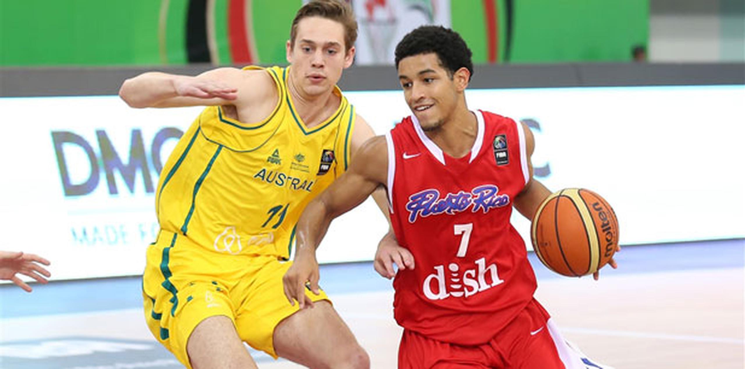 Leandro Allende defendió el balón frente al australiano Kyle Clark. (FIBA)