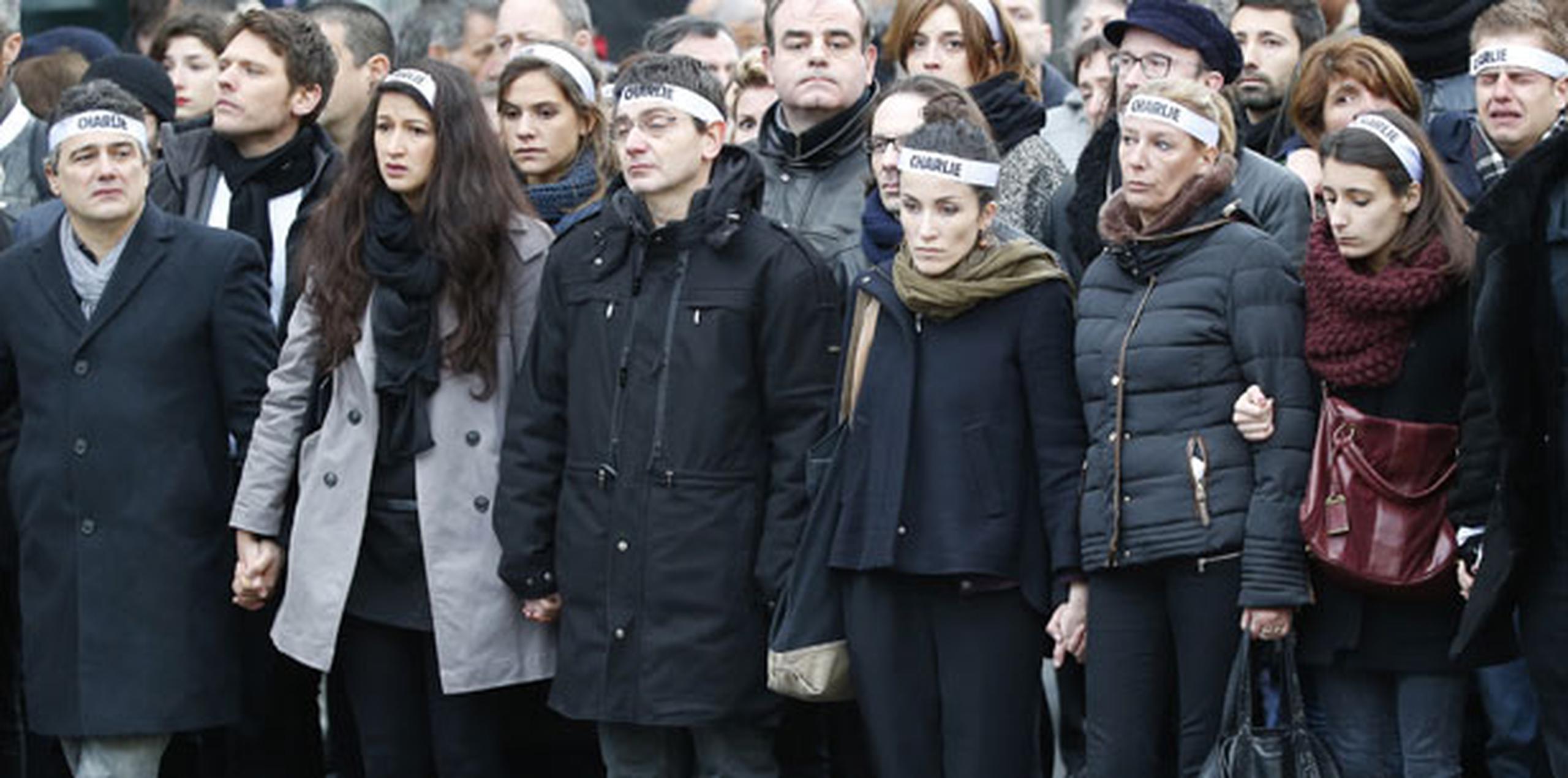 Miembros del staff del Charlie Hebdo durante la marcha que se llevó a cabo el pasado domingo en Francia. (Michel Euler/Prensa Asociada)