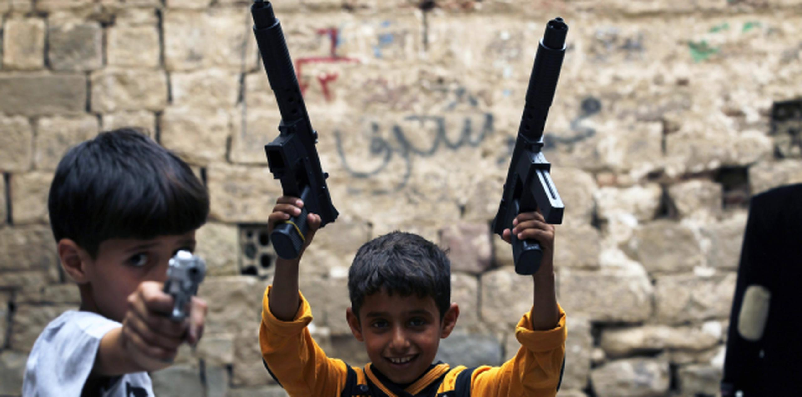 Niños juegan con armas de juguete. La ley de Nueva York surge luego de quen un policía matara a un niño en Cleveland creyendo que este le apuntaba con un arma de verdad. (EFE)