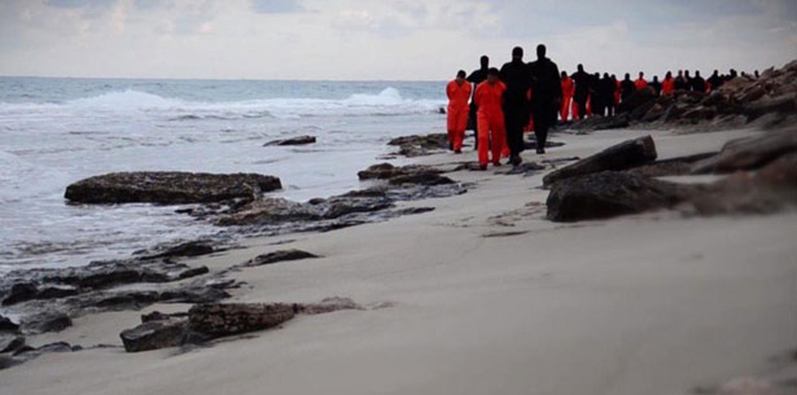 El video que parecer mostrar la decapitación masiva de rehenes cristianos coptos fue dado a conocer el domingo la noche por extremistas en Libia que alegan lealtad a Estado Islámico. (AFP)