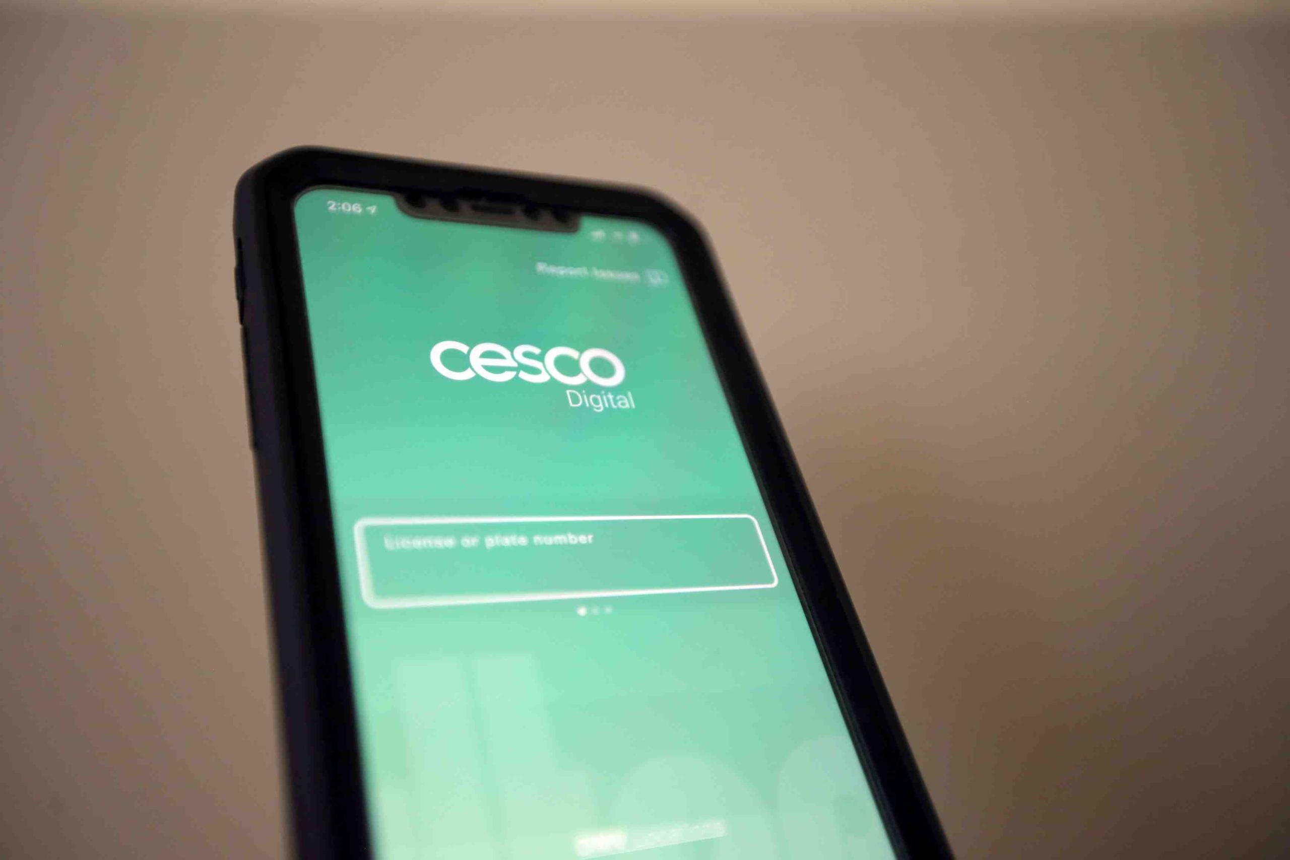 El pago de las multas se puede realizar a través de la aplicación de CESCO Digital en los teléfonos celulares inteligentes. (GFR Media)