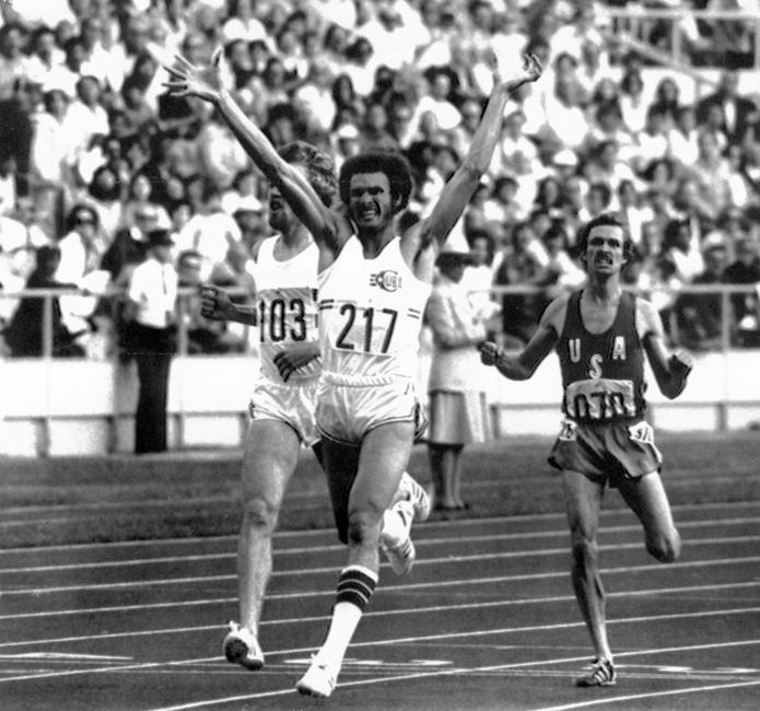 El atleta cubano Alberto Juantorena celebra su victoria en la final olímpica de 800 metros de los Juegos de Montreal 1976.

