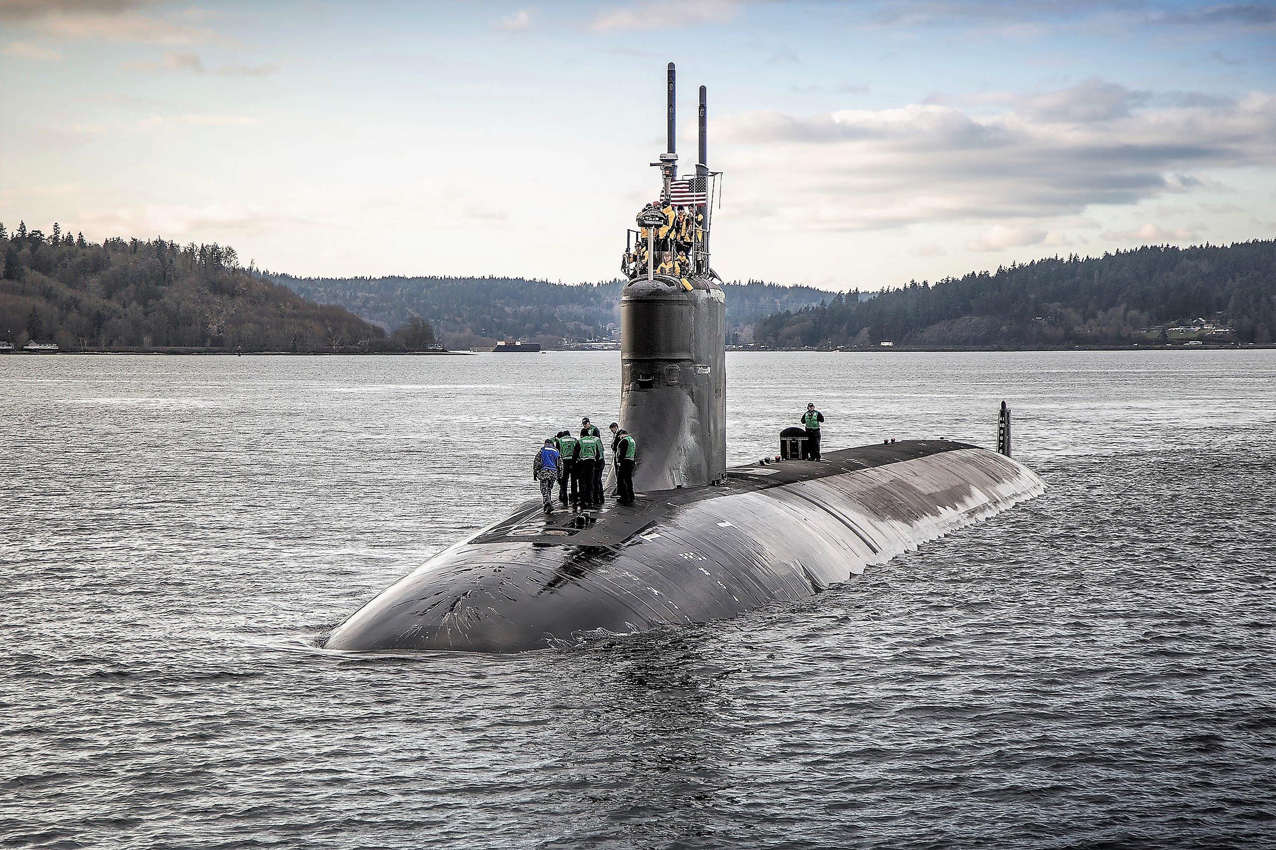 El submarino rápido estadounidense USS Connecticut parte del astillero naval de Puget Sound para pruebas en el mar luego de mantenimiento.  (Thiep Van Nguyen II/U.S. Navy vía AP)