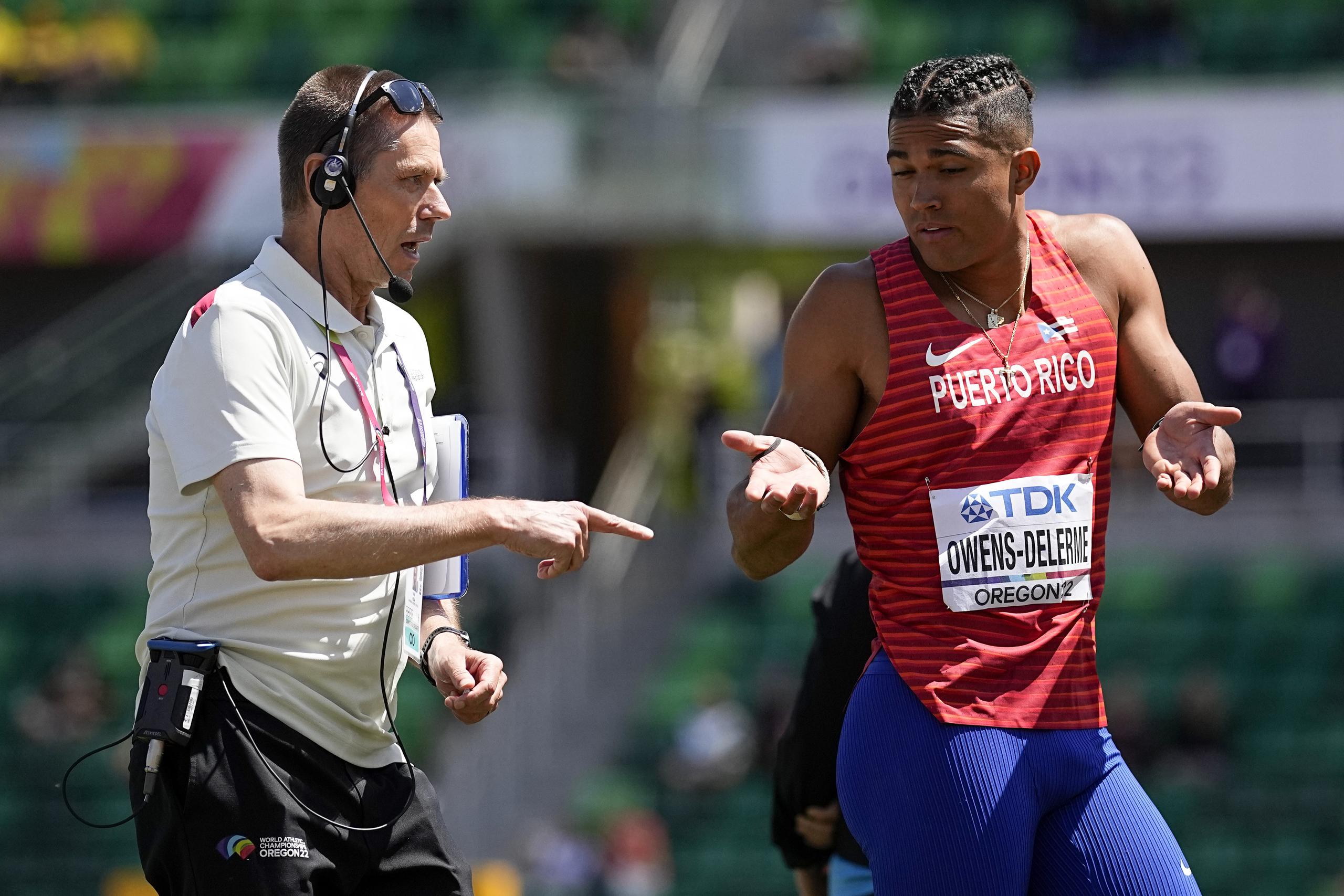 Ayden Owens-Delerme, de Puerto Rico, conversa con un oficial durante uno de los eventos en los que participó durante su gran jornada del sábado en el Mundial de Atletismo.