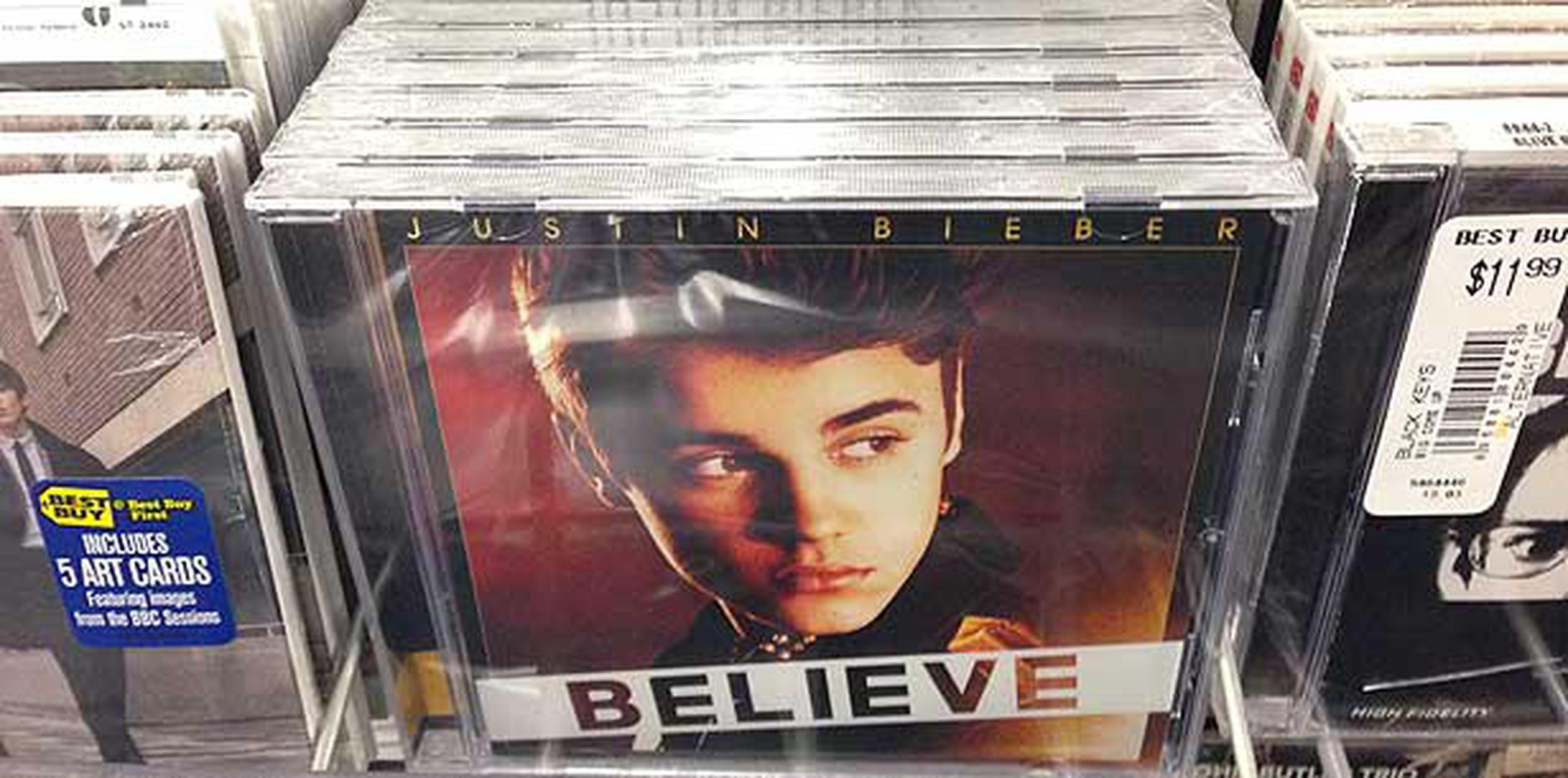 Por fuera, los CDs de Paz Dylan son iguales al disco "Believe" de Justin Bieber. (AP/Derrik J. Lang)