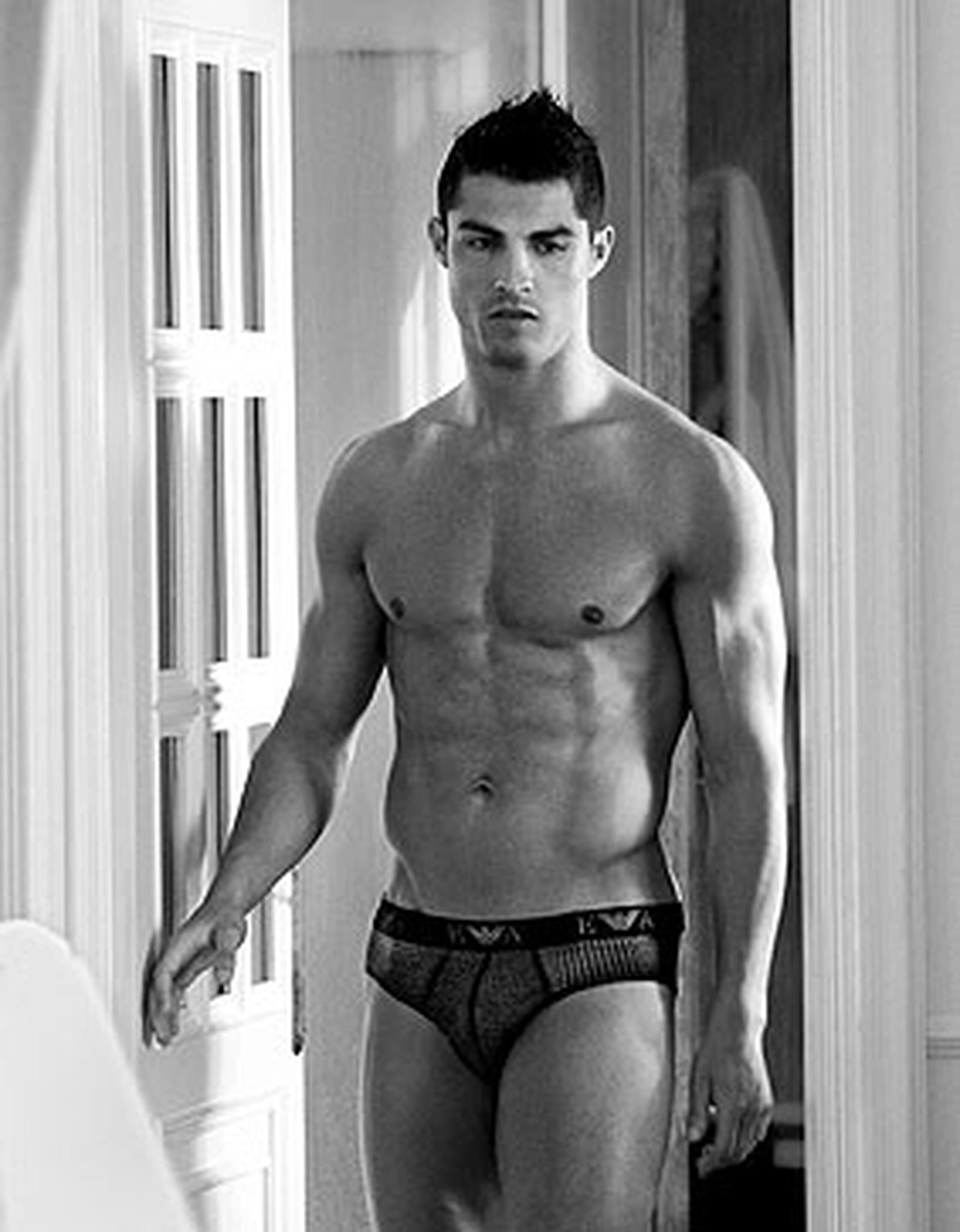 Armani desvela las nuevas imágenes de Cristiano Ronaldo en calzoncillos -  Primera Hora