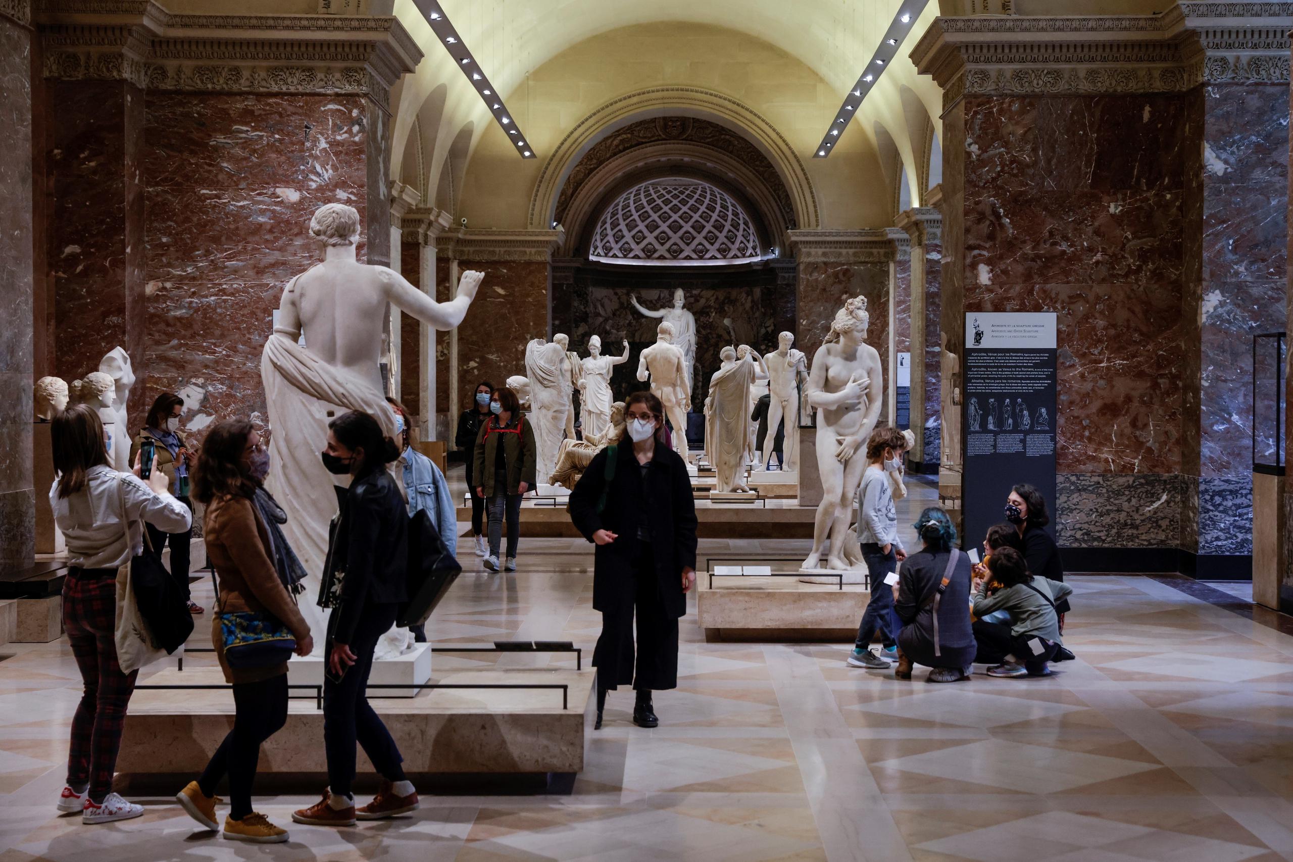 El Louvre ha vivido uno de sus períodos más difíciles pues ha pasado de acoger hasta 10 millones de visitantes anuales en los últimos años, un récord mundial, a quedarse completamente solo: desde marzo de 2020, tan solo ha estado abierto cuatro meses.
