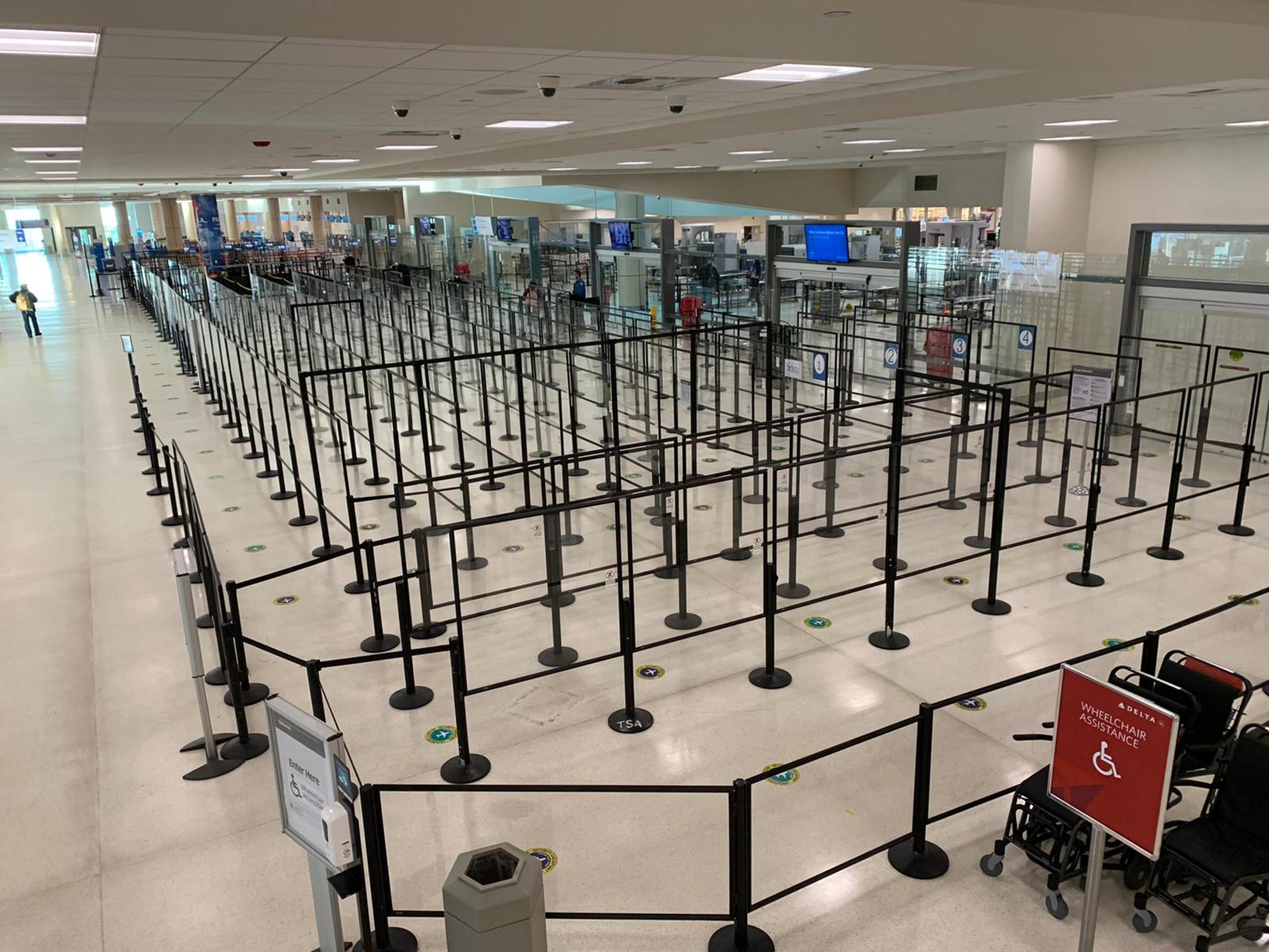 Unos 700 paneles acrílicos fueron colocados por Aerostar en las filas de los puntos de seguridad de los terminales para garantizar el distanciamiento social.