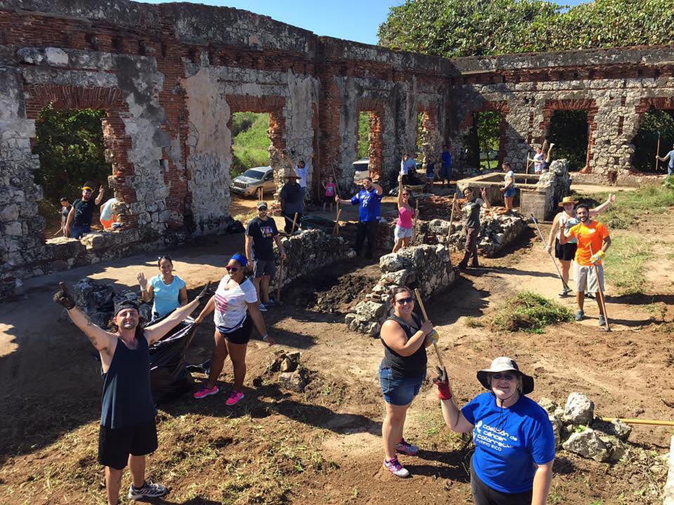 Voluntarios de la organización sin fines de lucro Rescate Playas Borinquen trabajando en las ruinas de Aguadilla. (Suministrada)