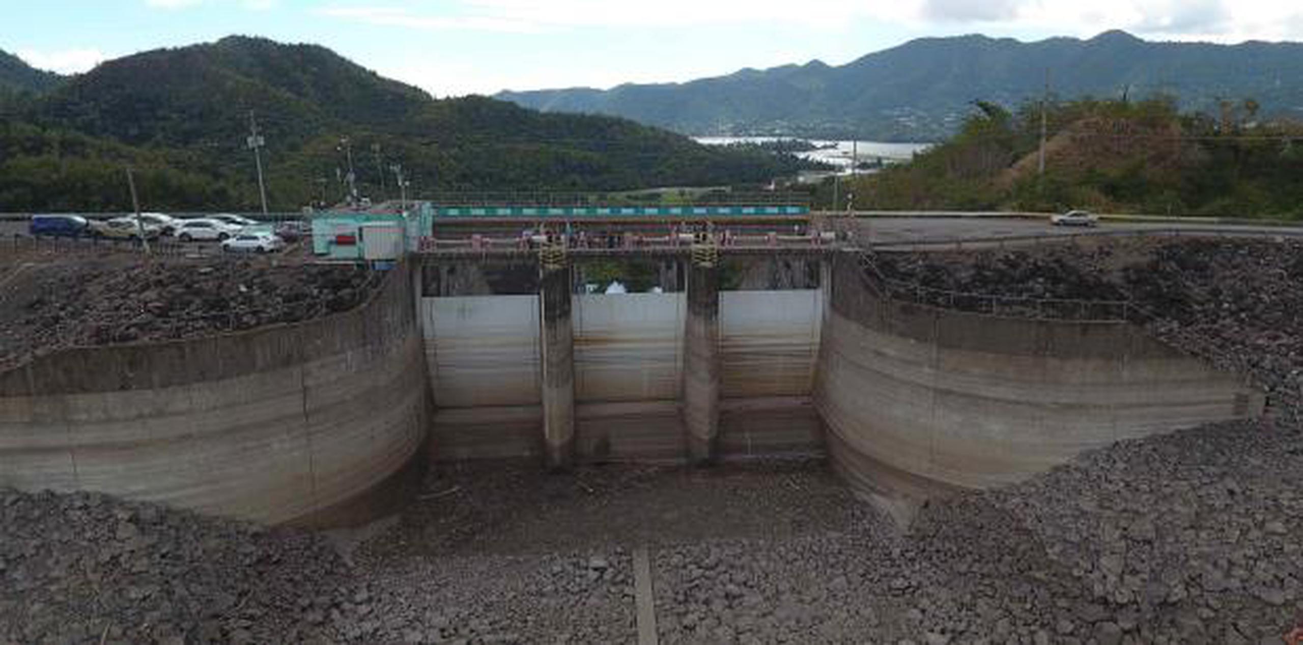 Imagen del embalse y represa de Toa Vaca, en Villalba, que presenta bajos niveles de agua desde principios de año. (Archivo)