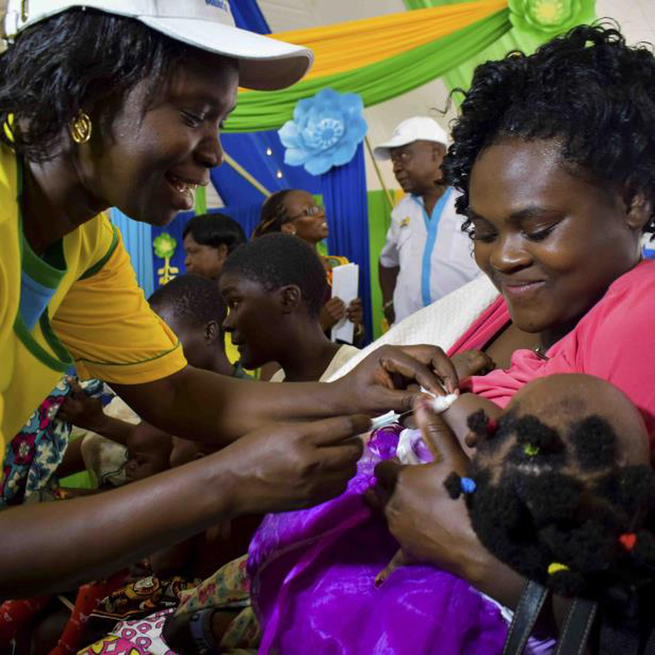 Esta es la primera y única vacuna que reduce significativamente la malaria entre los niños, dijo la Organización Mundial de Salud. (AP)