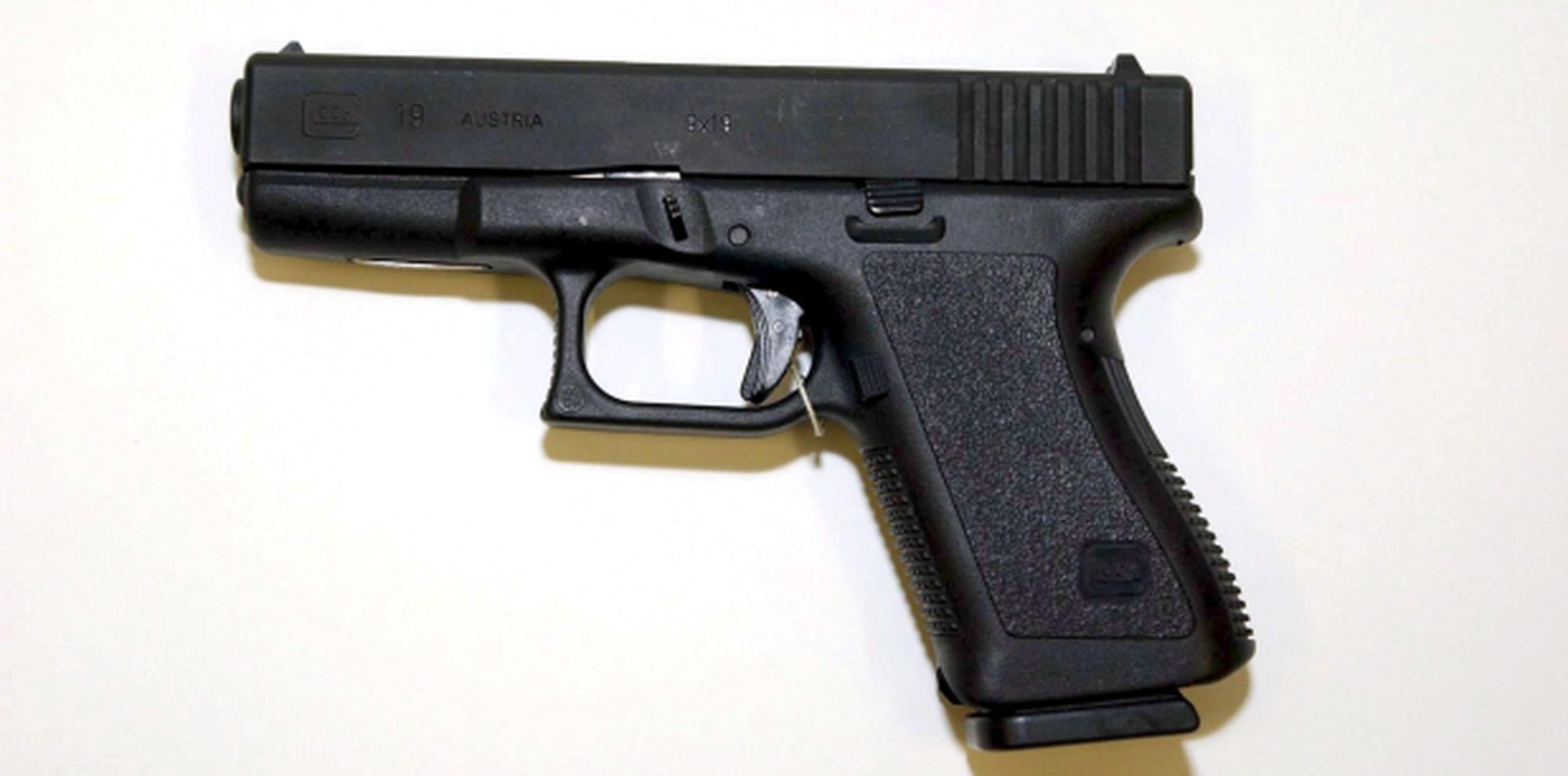 El acusado usó el correo para enviar tres pistolas Glock, en violación de las leyes. (Archivo)