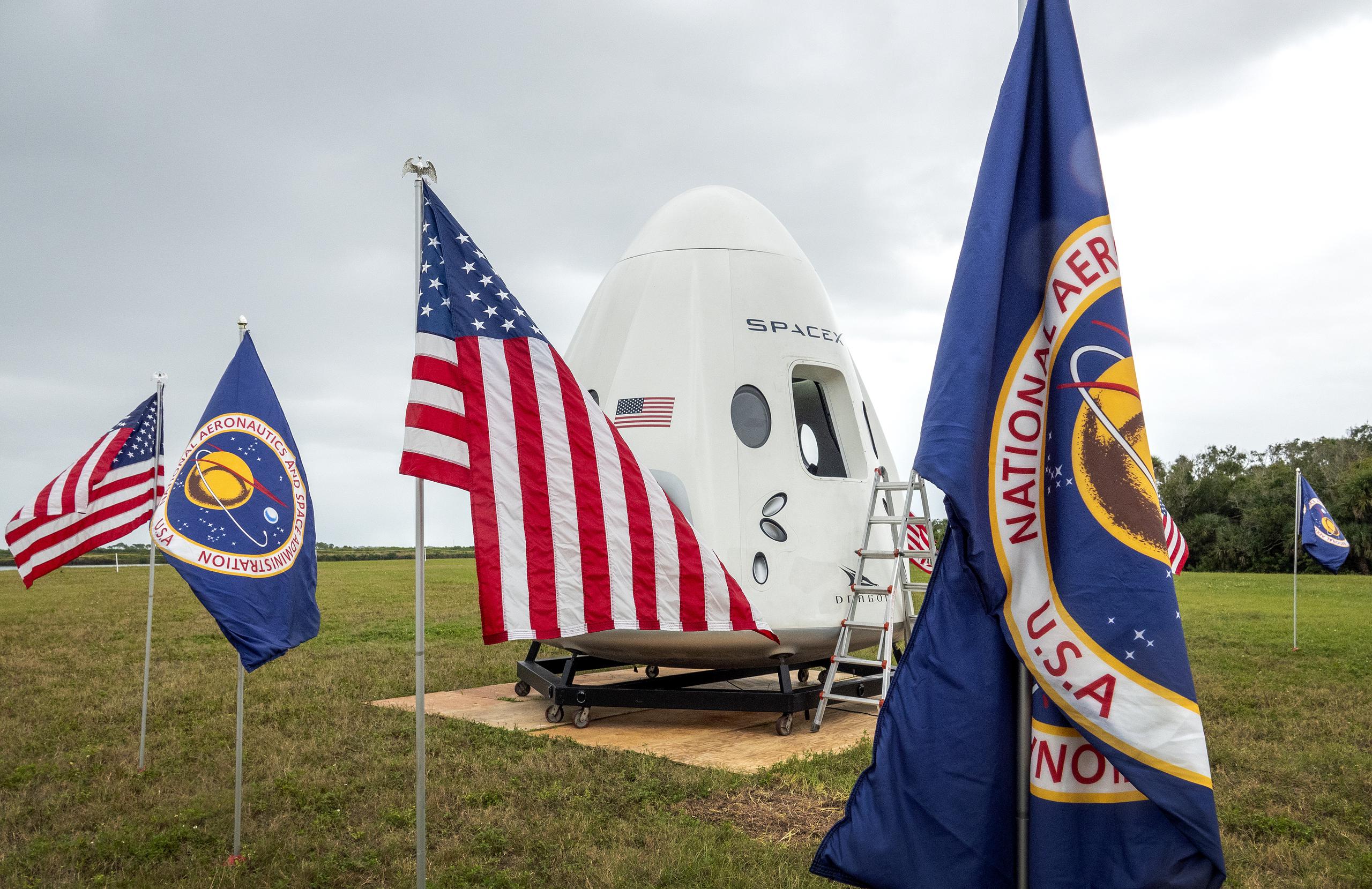 La Dragon despegó desde el Centro Espacial Kennedy el pasado 26 de noviembre, transportando 7,700 libras (3,495 kilos) de material científico y suministros para la tripulación de la estación espacial, y un día después atracó sin incidentes en el llamado laboratorio orbital. EFE/EPA/CRISTOBAL HERRERA-ULASHKEVICH