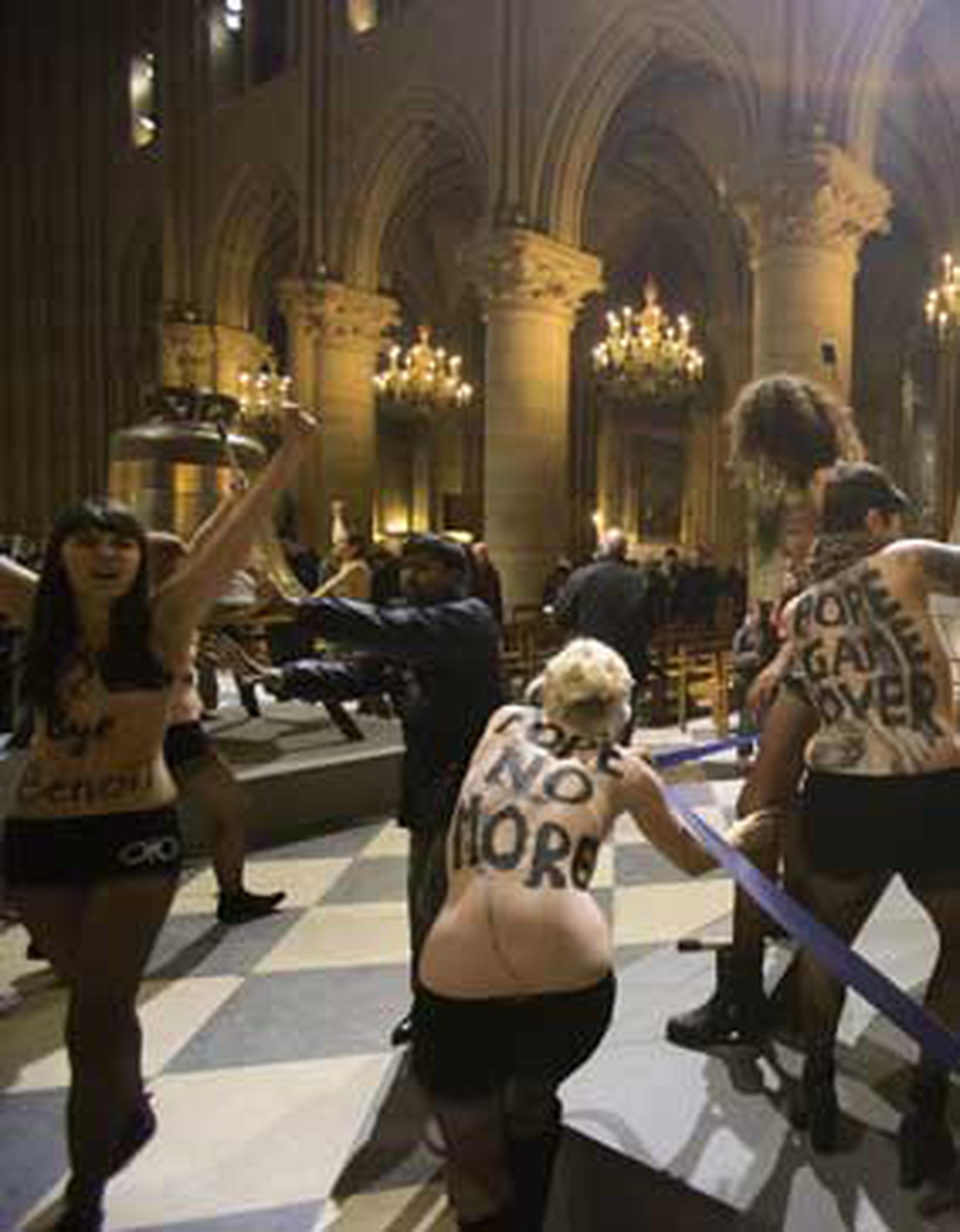 Ocho mujeres entraron a la catedral de Notre-Dame en París y se despojaron de sus camisas. (AP Photo/Michel Euler)