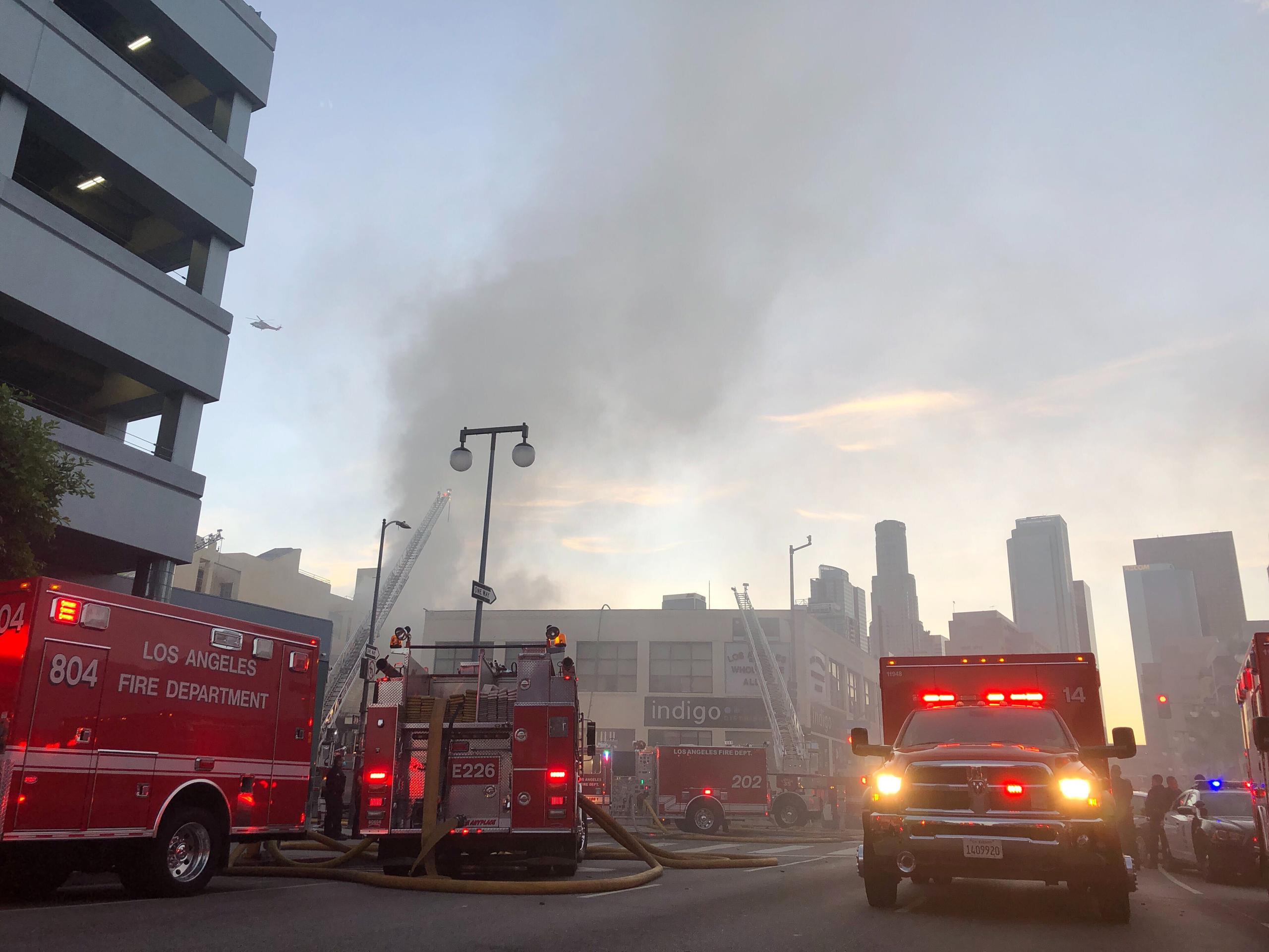Los bomberos respondían a un aviso de incendio y tuvieron que correr para salvarse cuando estalló una bola de fuego. Las llamas salieron del edificio y calcinaron un camión de bomberos al otro lado de la calle.