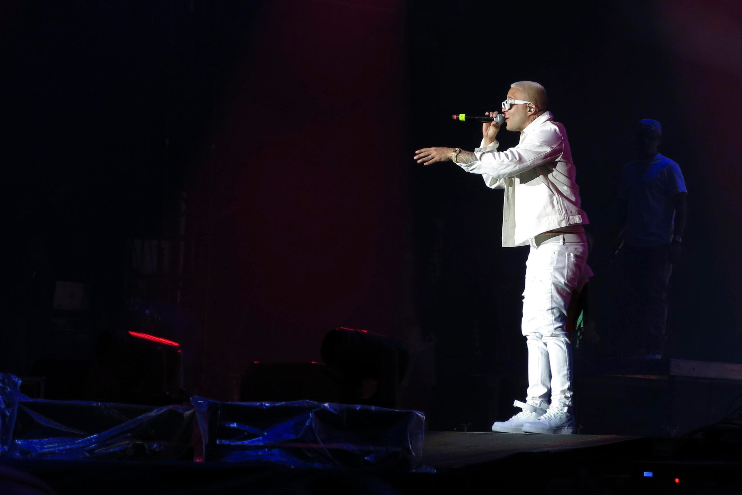 El cantante puertorriqueño Nio García durante su concierto en el Coca-Cola Flow Fest en la Ciudad de México el 27 de noviembre de 2022. (Foto AP/Berenice Bautista)