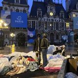 Policía expulsa a migrantes de plaza en París antes de los Juegos Olímpicos