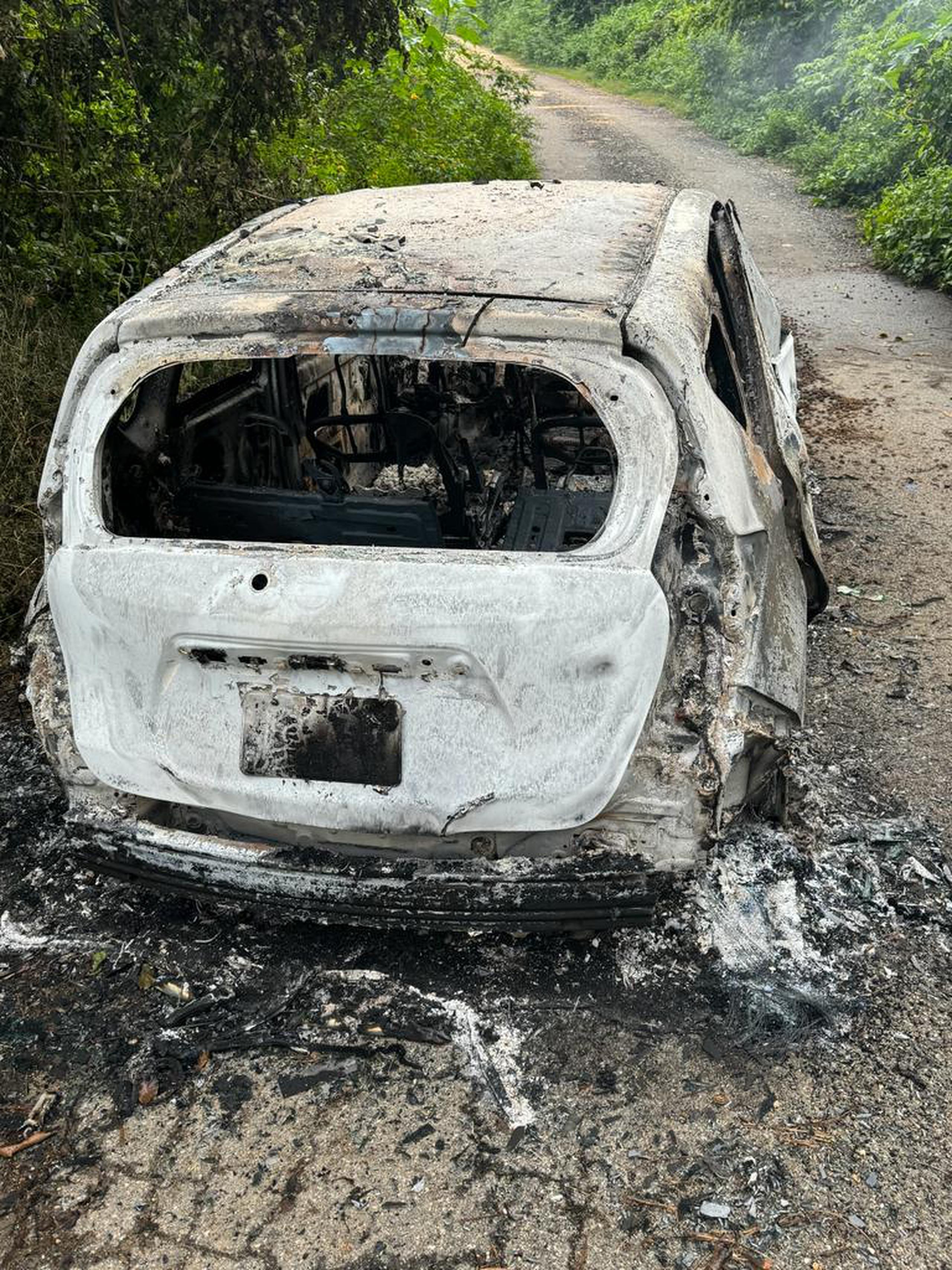 Vehículo quemado que fue encontrado en una finca del barrio Santa Rosa, por la entrada el Tosquero, en Hatillo.
