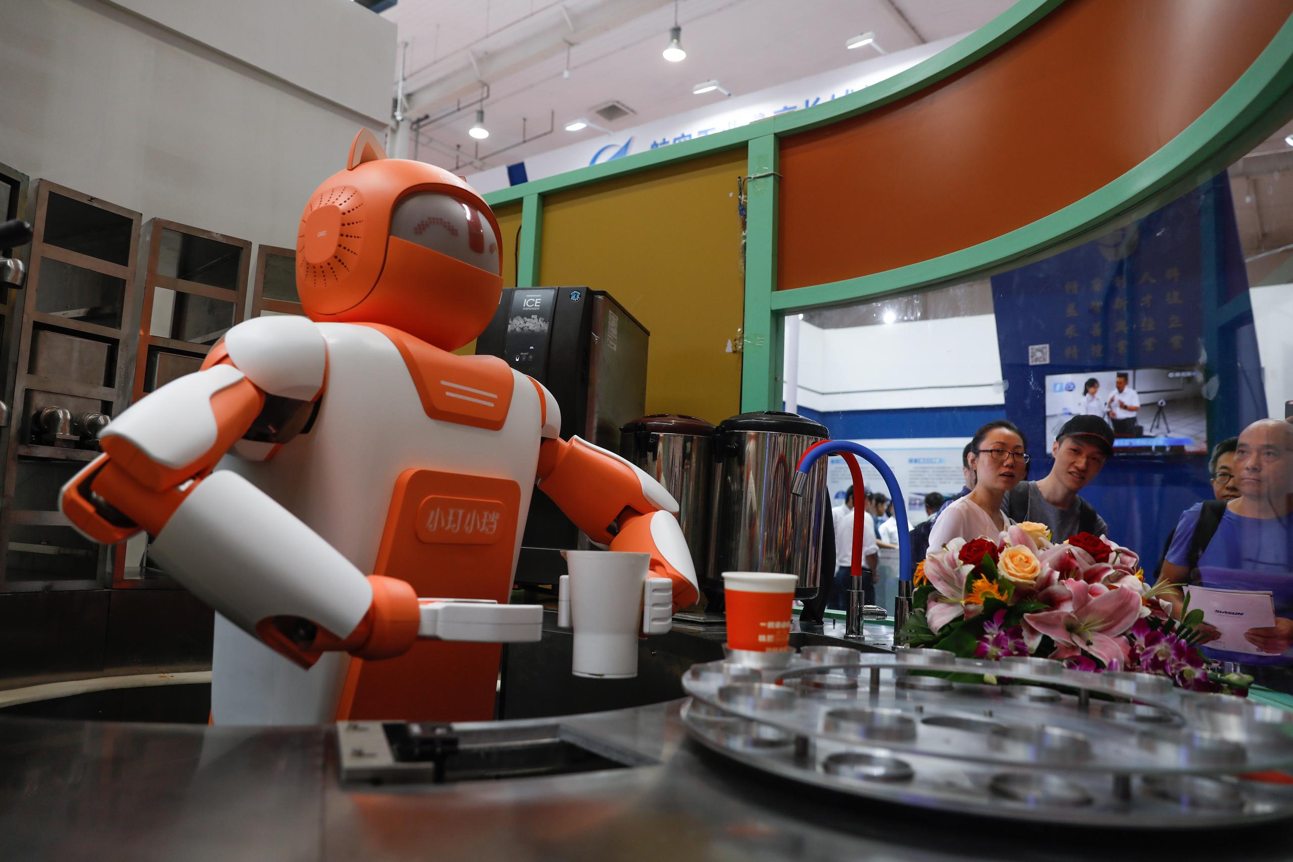 Un robot prepara bebidas durante una exhibición organizada en el ámbito del Congreso Mundial de Robótica en Pekín (China), en una fotografía de archivo. EFE/Roman Pilipey
