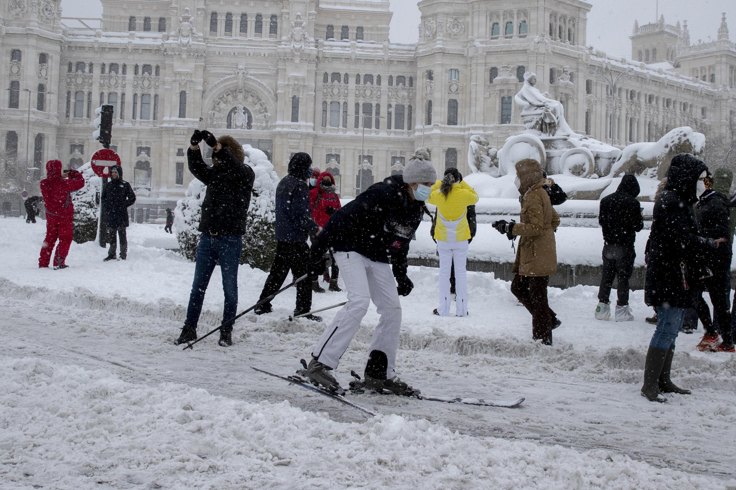 Una mujer esquía frente al monumento de Cibeles frente al Ayuntamiento durante una fuerte nevada en el centro de Madrid.