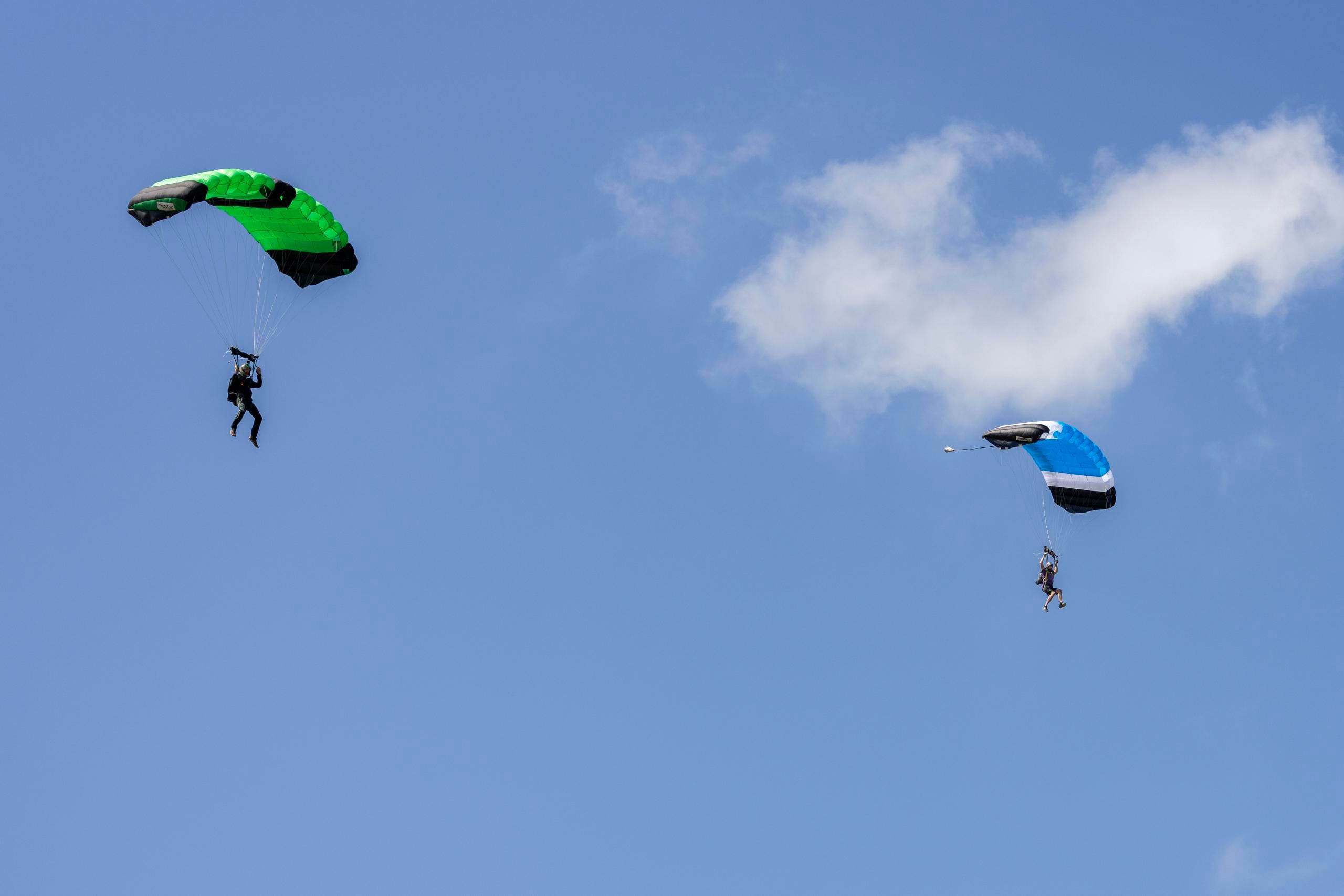 Mas de 400 paracaidistas de Puerto Rico, Estados Unidos, Bélgica, Italia, México y otros países, se encuentran en Arecibo para participar del festival de paracaidismo Castaway Puerto Rico, que culmina el domingo. 
 