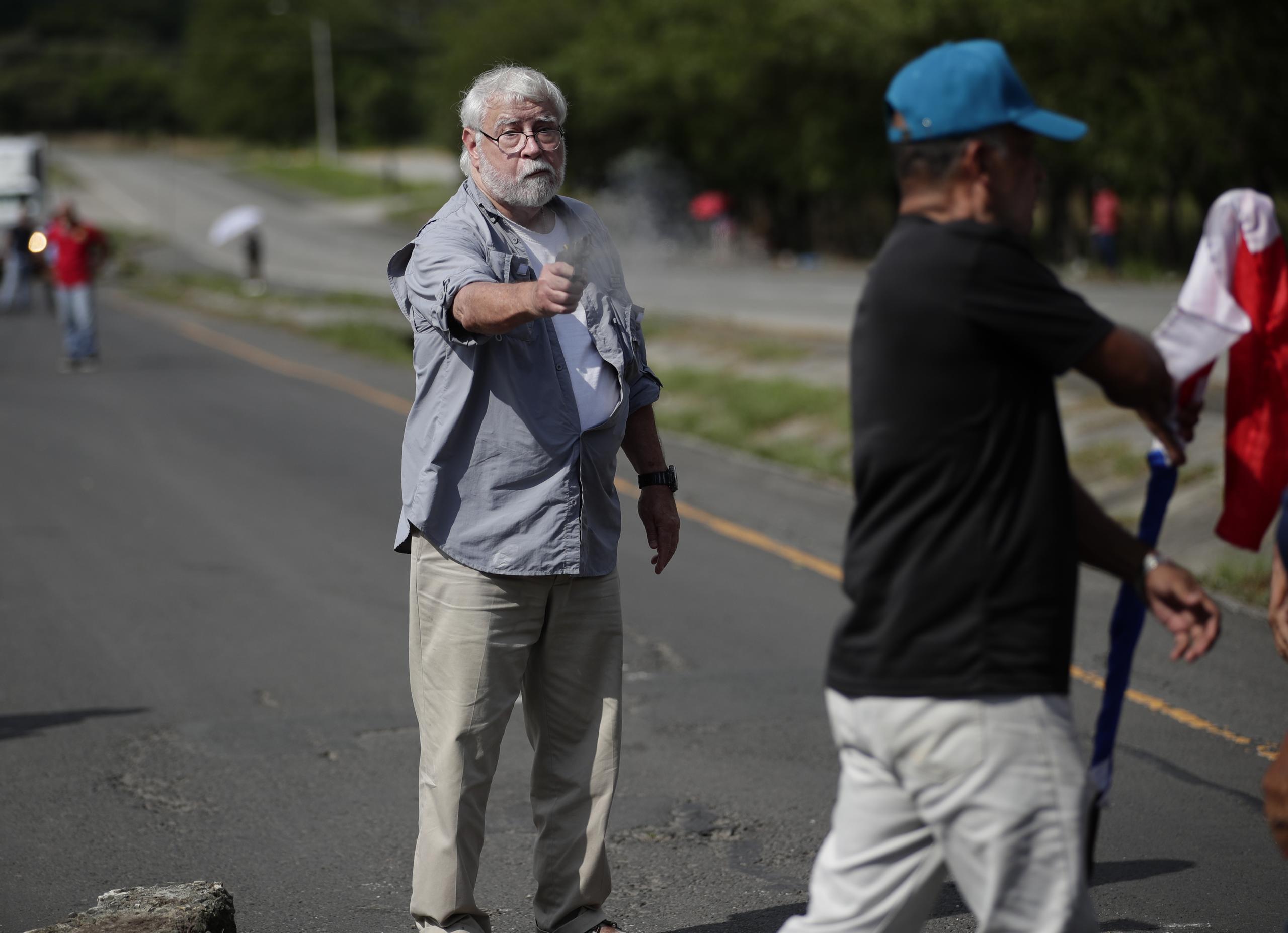 El incidente fue captado por periodistas que cubrían la protesta en Panamá.