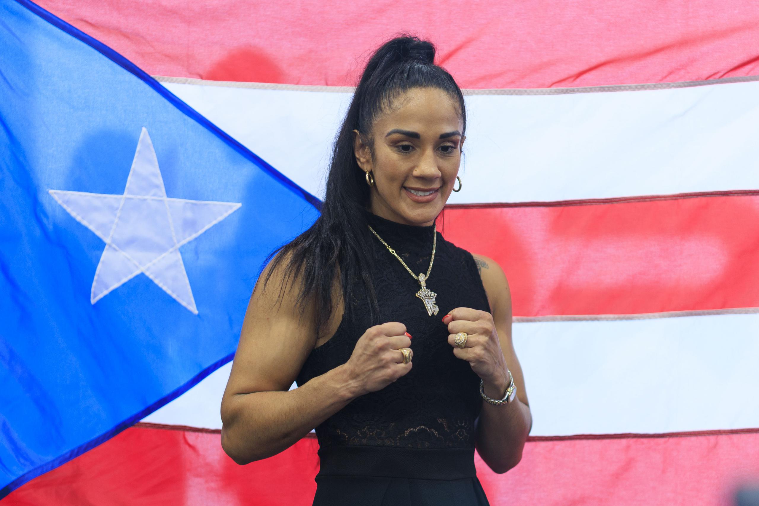 Amanda Serrano disfrutó el partido del lunes entre Puerto Rico e Israel.