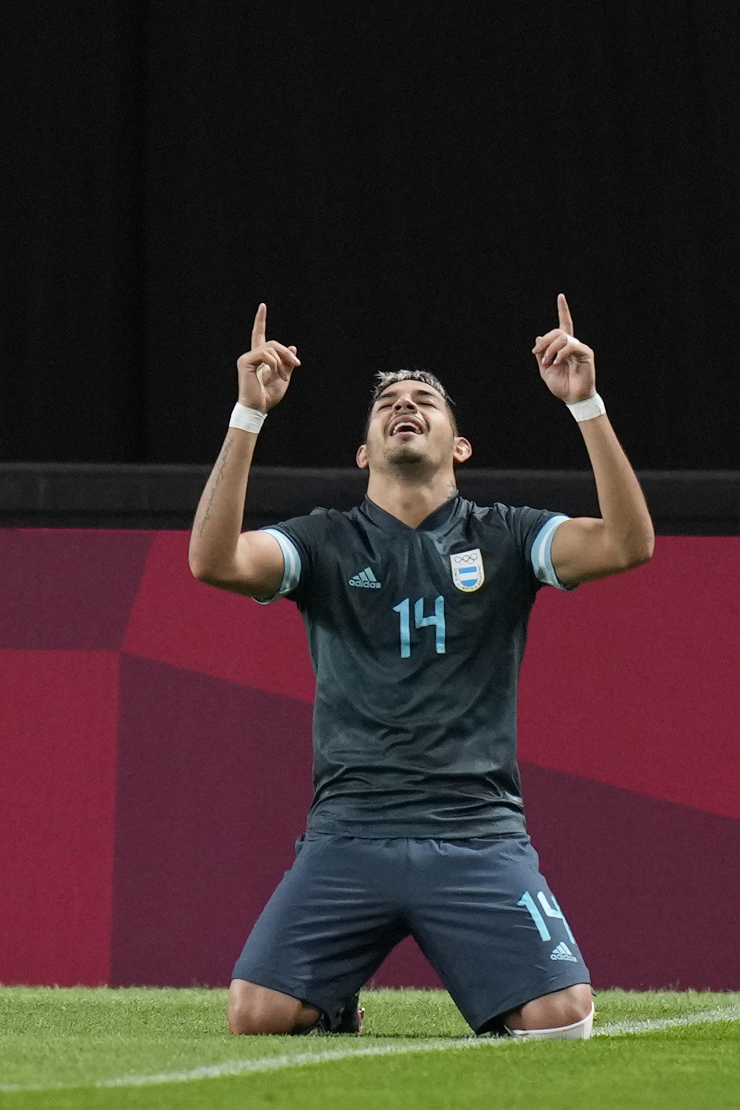 El defensor argentino Facundo Medina celebra al marcar el primer gol de su equipo contra Egipto durante un partido por la segunda fecha del fútbol masculino de los Juegos Olímpicos de Tokio.