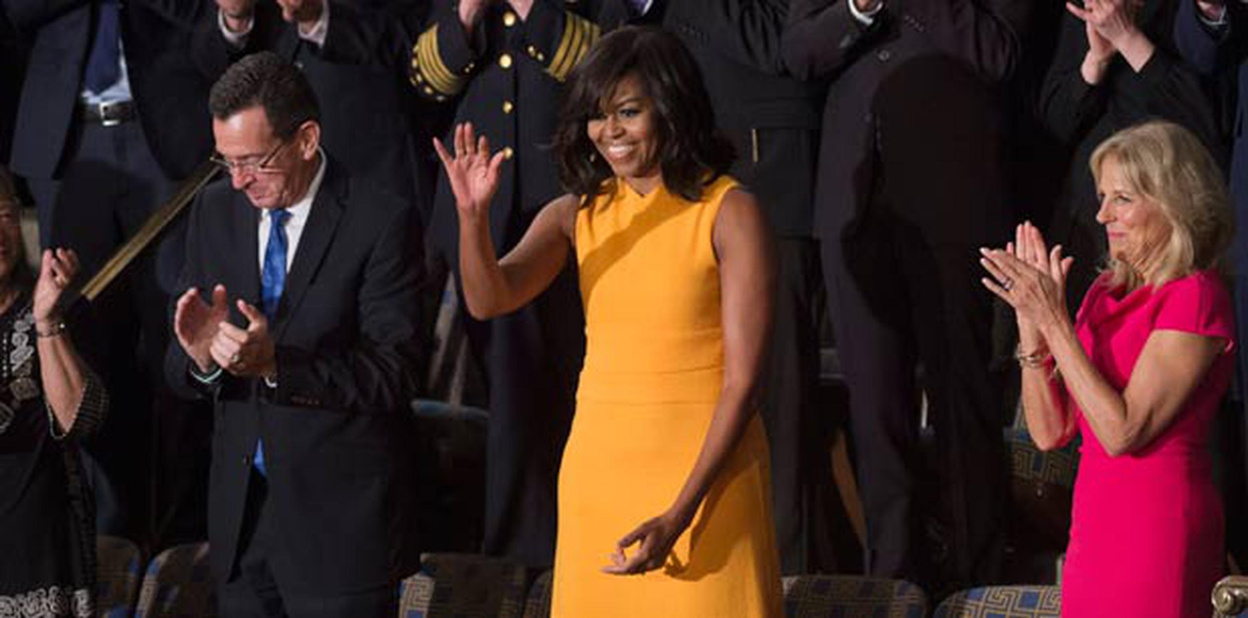 El vestido de color amarillo anaranjado fue diseñado por el estadounidense de raíces cubanas Narciso Rodríguez. (EFE)