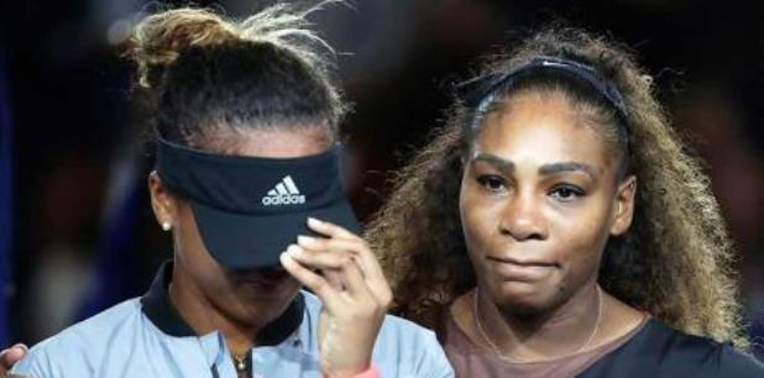 Serena Williams abrazando a Naomi Osaka luego de perder el US Open. (AP)