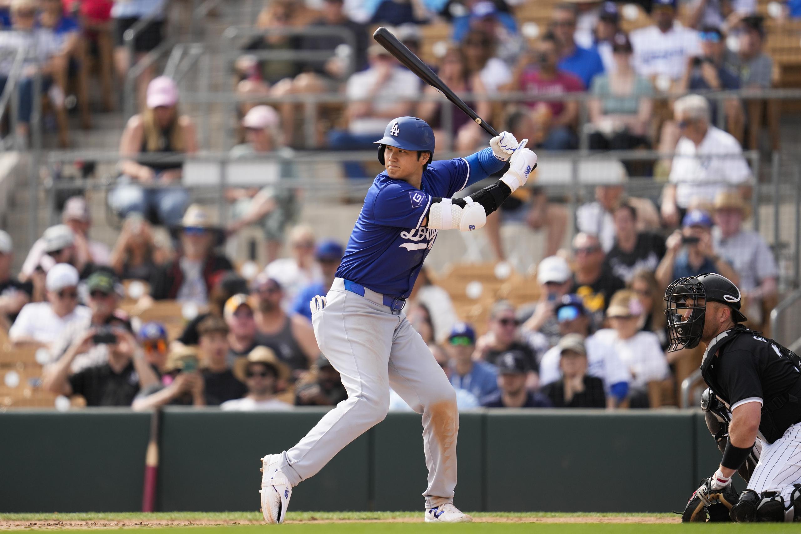 Shohei Ohtani, de los Dodgers de Los Ángeles, consume su turno en la caja de bateo.