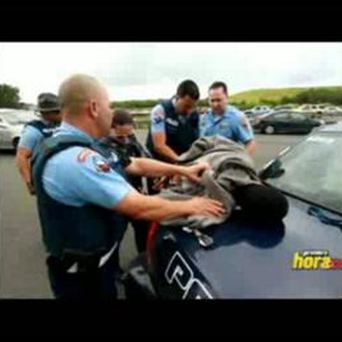 Arrestan a hombre por agredir policías