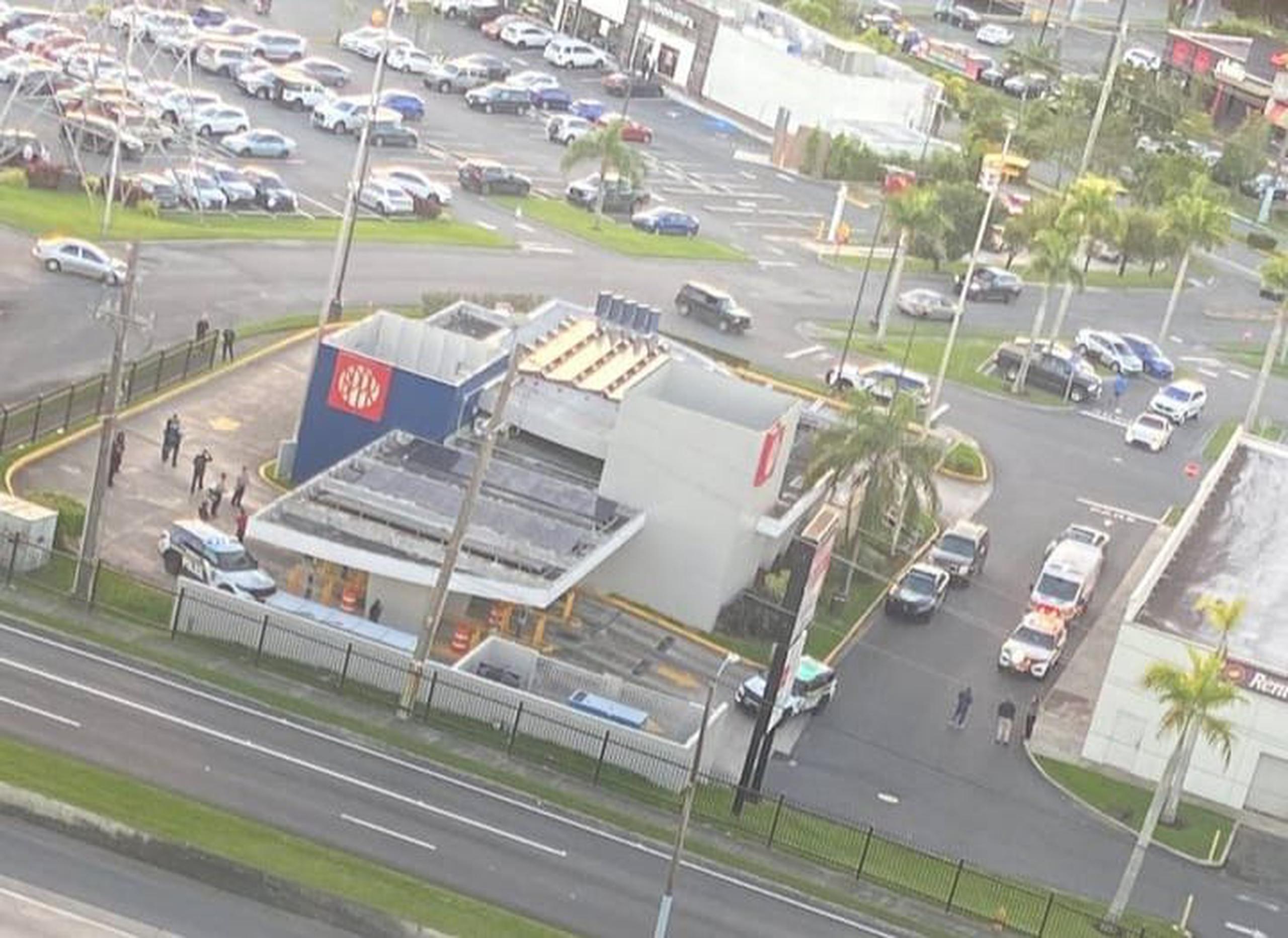 Foto aérea del incidente reportado por el Negociado de la Policía en los predios de un autobanco en el centro comercial Plaza Guaynabo.