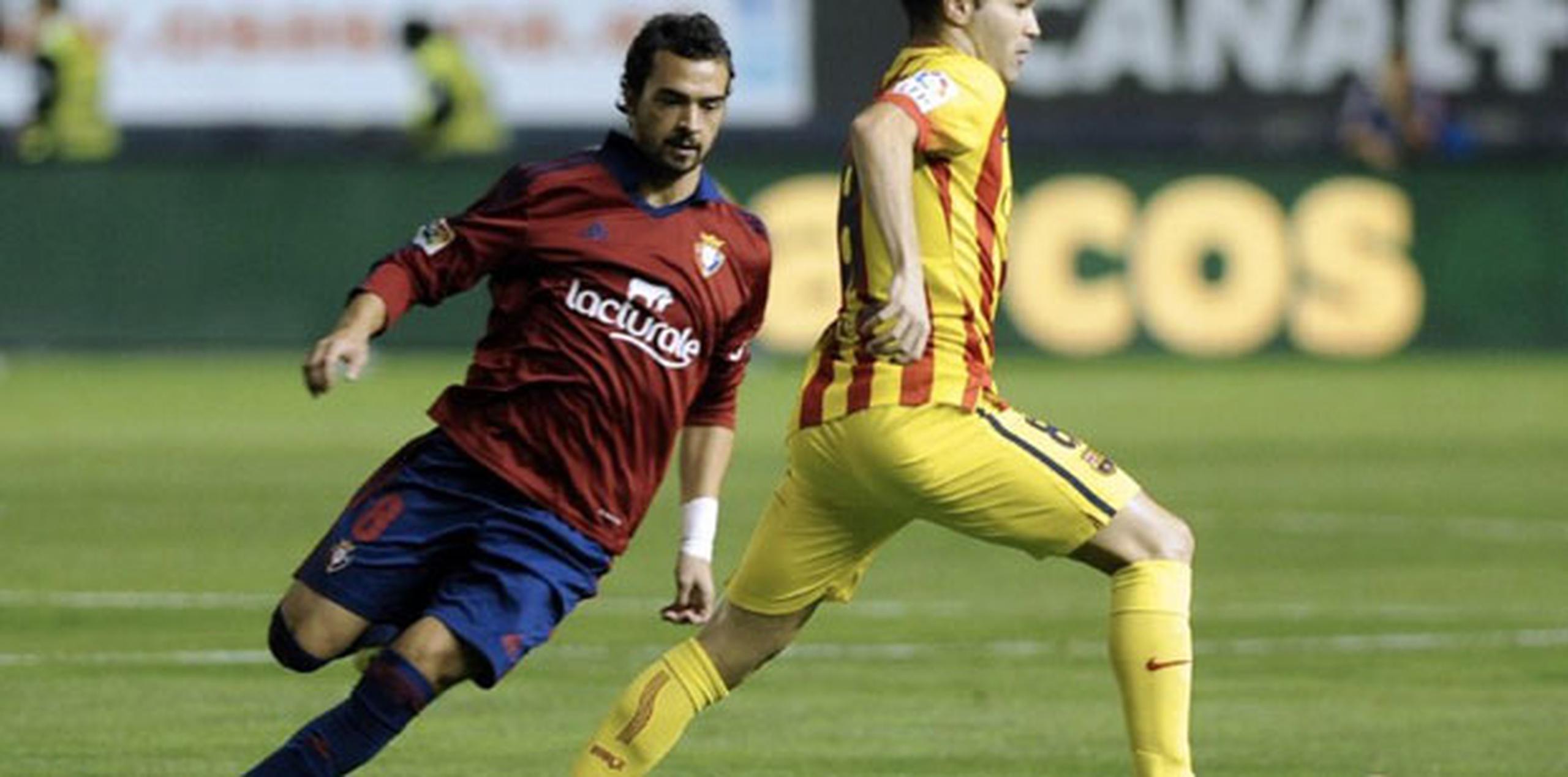 Iniesta, de 29 años, juega su 12da temporada desde que debutó con el primer equipo del Barcelona. Su contrato actual se vence en el verano del 2015. (AFP)