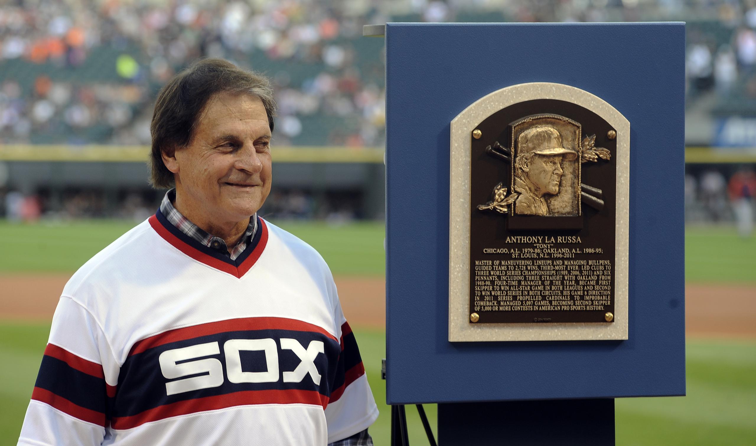 El veterano dirigente y asesor, Tony La Russa, de 76 años, fue contratado el jueves como nuevo dirigente de los White Sox de Chicago.