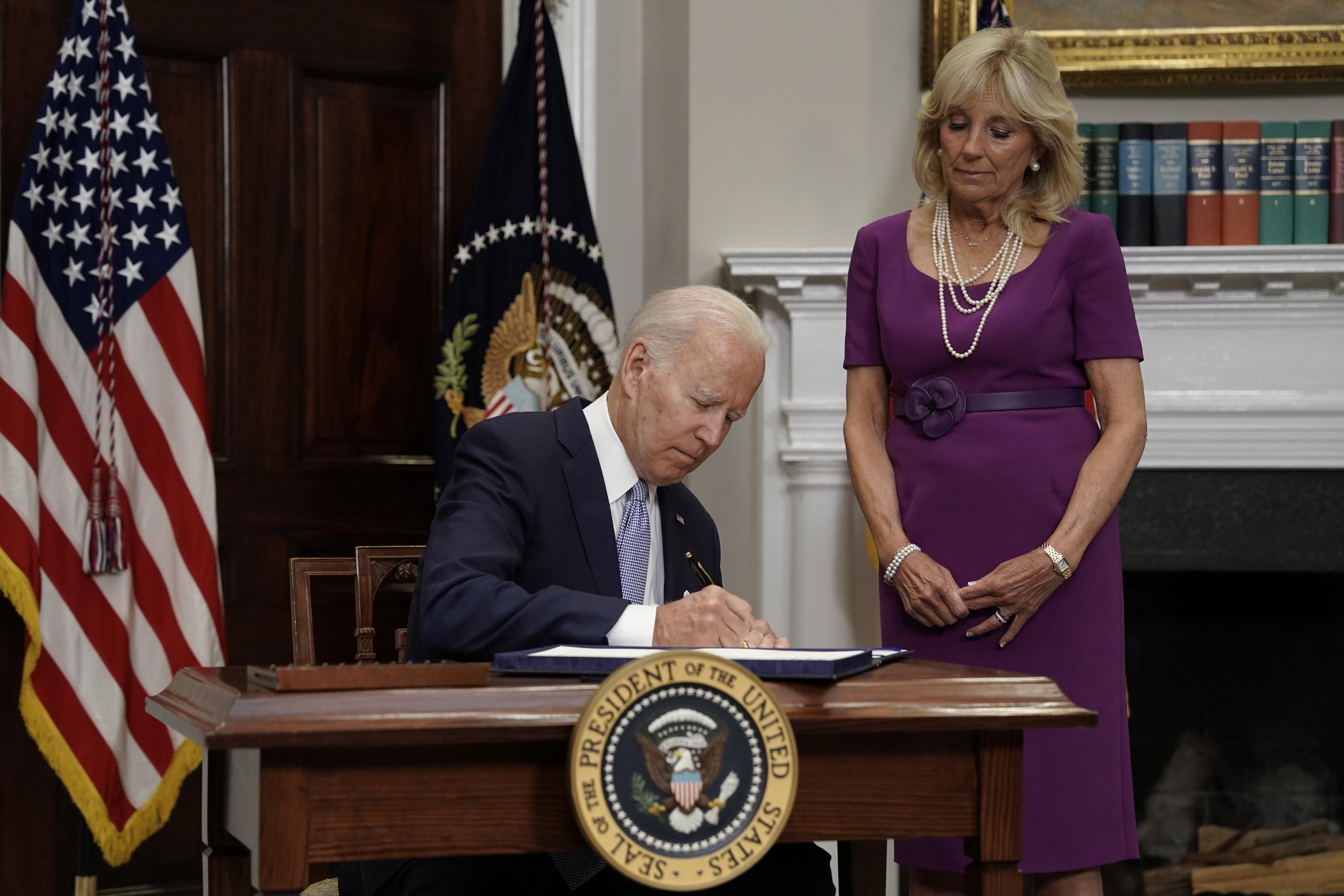 El presidente de Estados Unidos, Joe Biden, firma la Ley Bipartidista de Comunidades más Seguras en la Casa Blanca, en Washington.