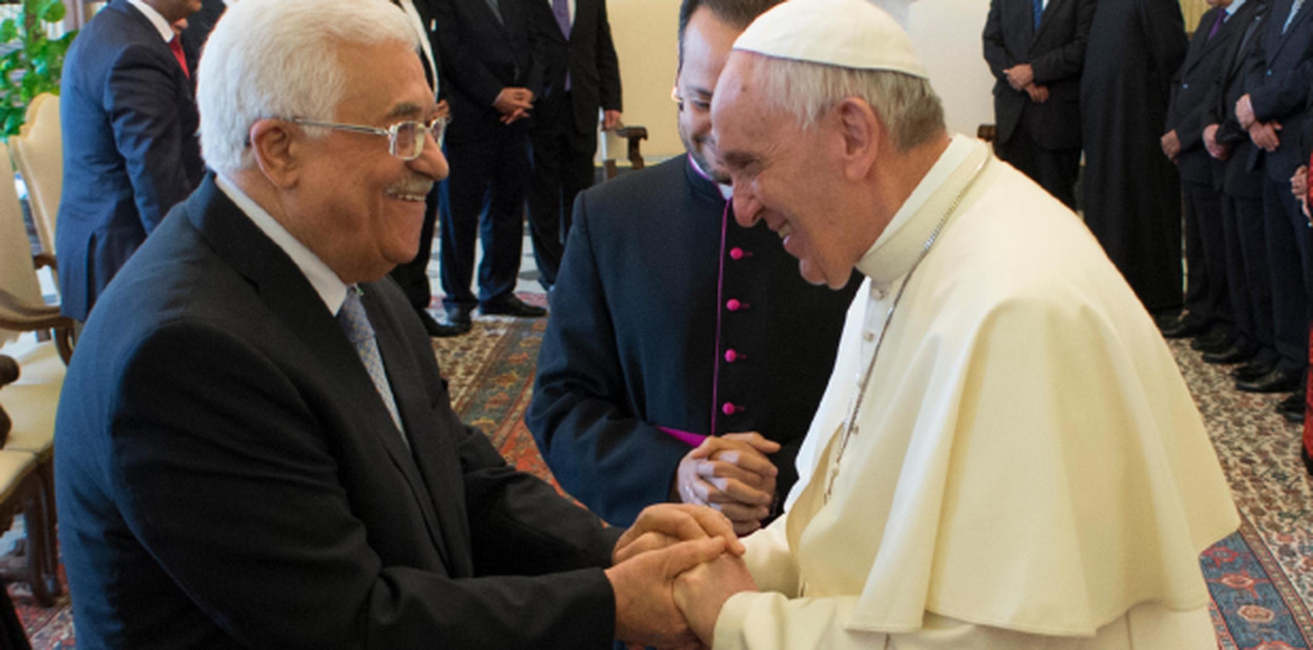 El papa Francisco comparte hoy con el presidente palestino Mahmud Abás. (AP)