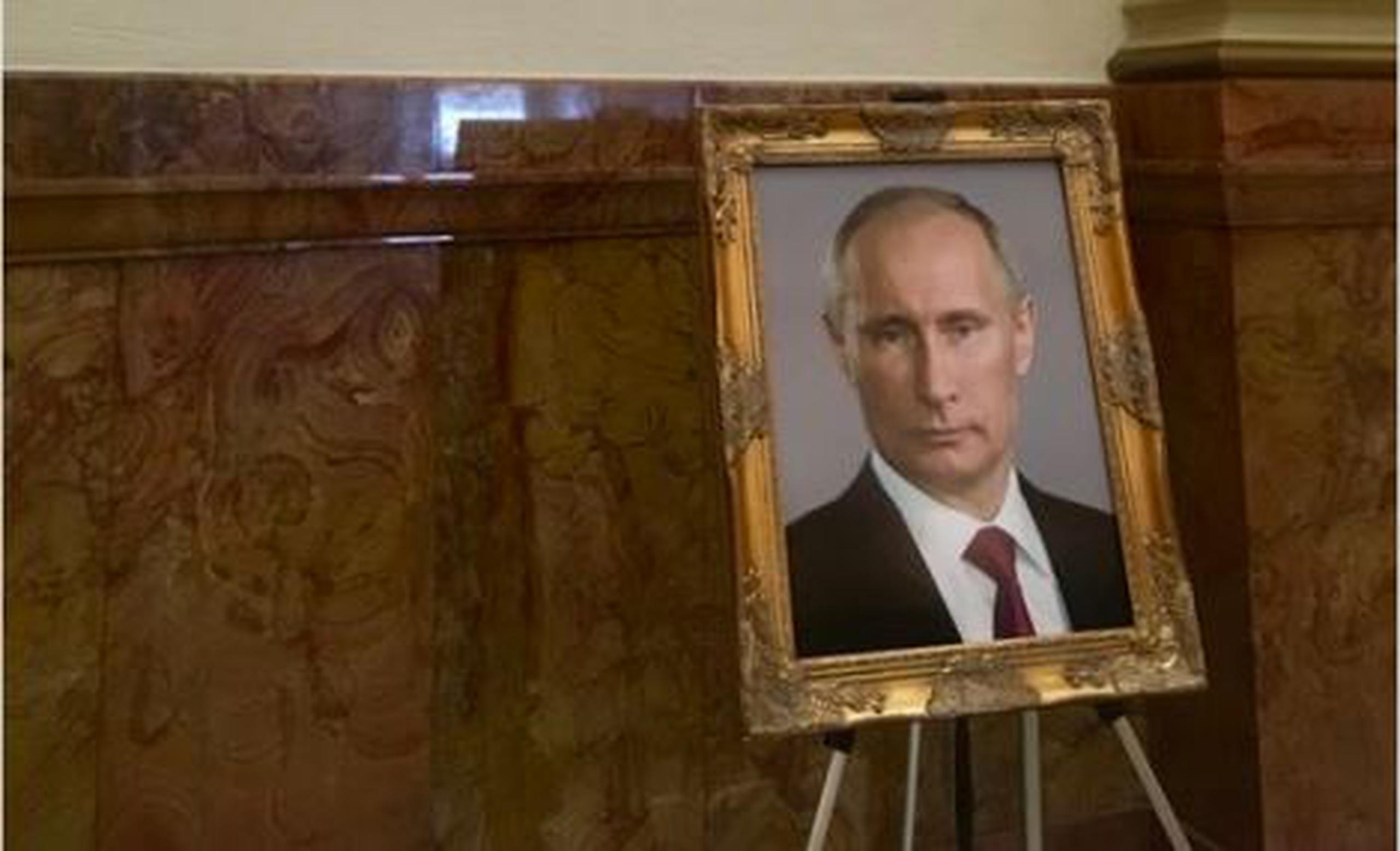 Antes de que la imagen de Putin fuese retirada, el senador estatal Steve Fenberg (demócrata) tomó una fotografía de la imagen y la publicó en su cuenta de Twitter, usando el hashtag #putinpotus. (Twitter)