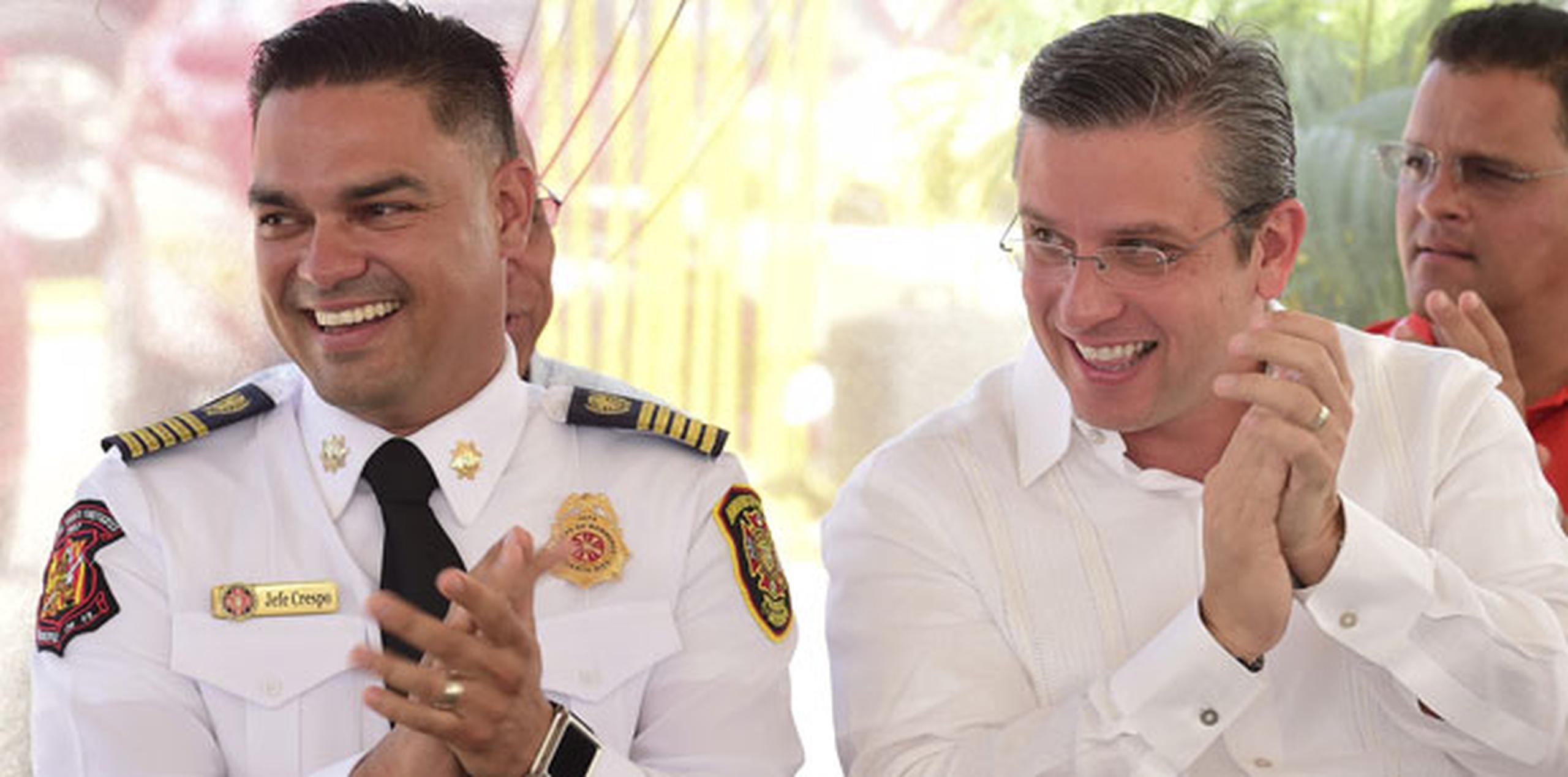 De izquierda a derecha, el jefe del Cuerpo de Bomberos de Puerto Rico, Ángel Crespo y el gobernador, Alejandro García Padilla. (Archivo)