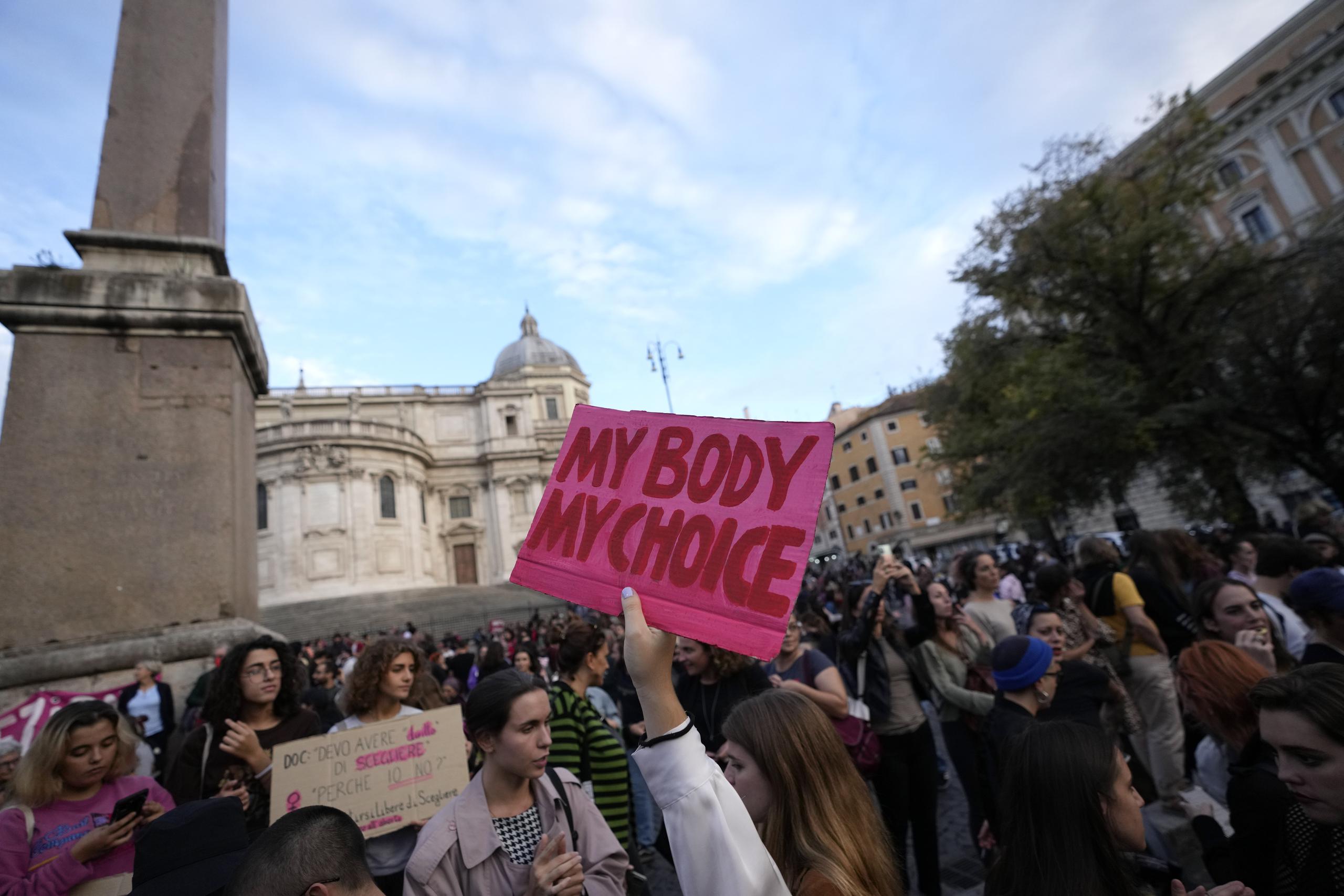 Gente se manifiesta en el "Día Internacional del Aborto Seguro" para pedir garantías para la aplicación de la ley de aborto, que dicen está en peligro debido a la alta tasa de "objeciones de conciencia" de los médicos, en Roma, Italia.