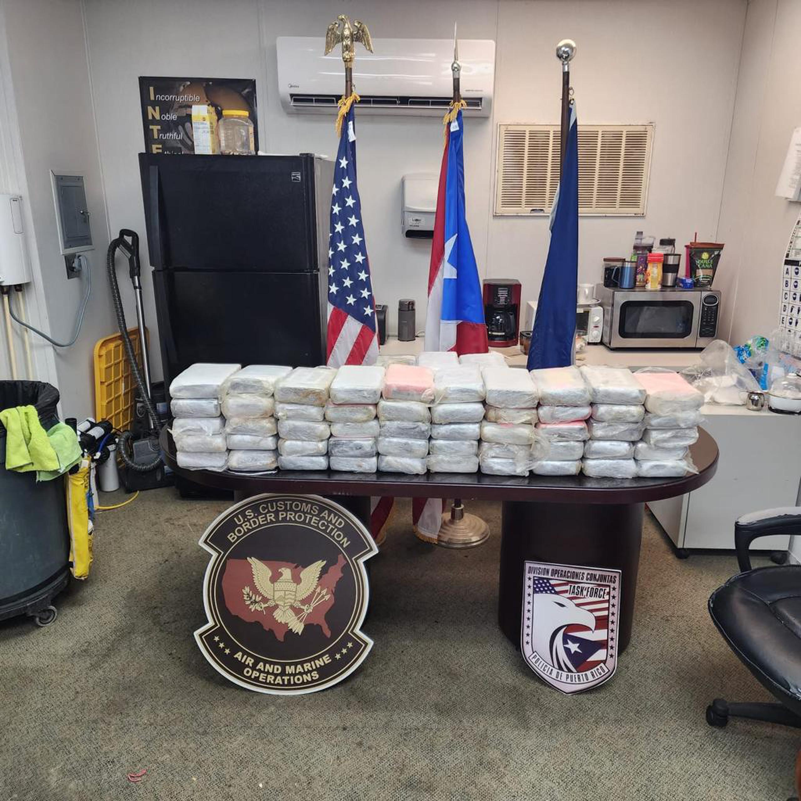 Dos hombres fueron arrestados mientras transportaban en una yola, tres fardos con 65 bloques de cocaína valoradas en $1.4 millones, cerca de la isla de Mona.