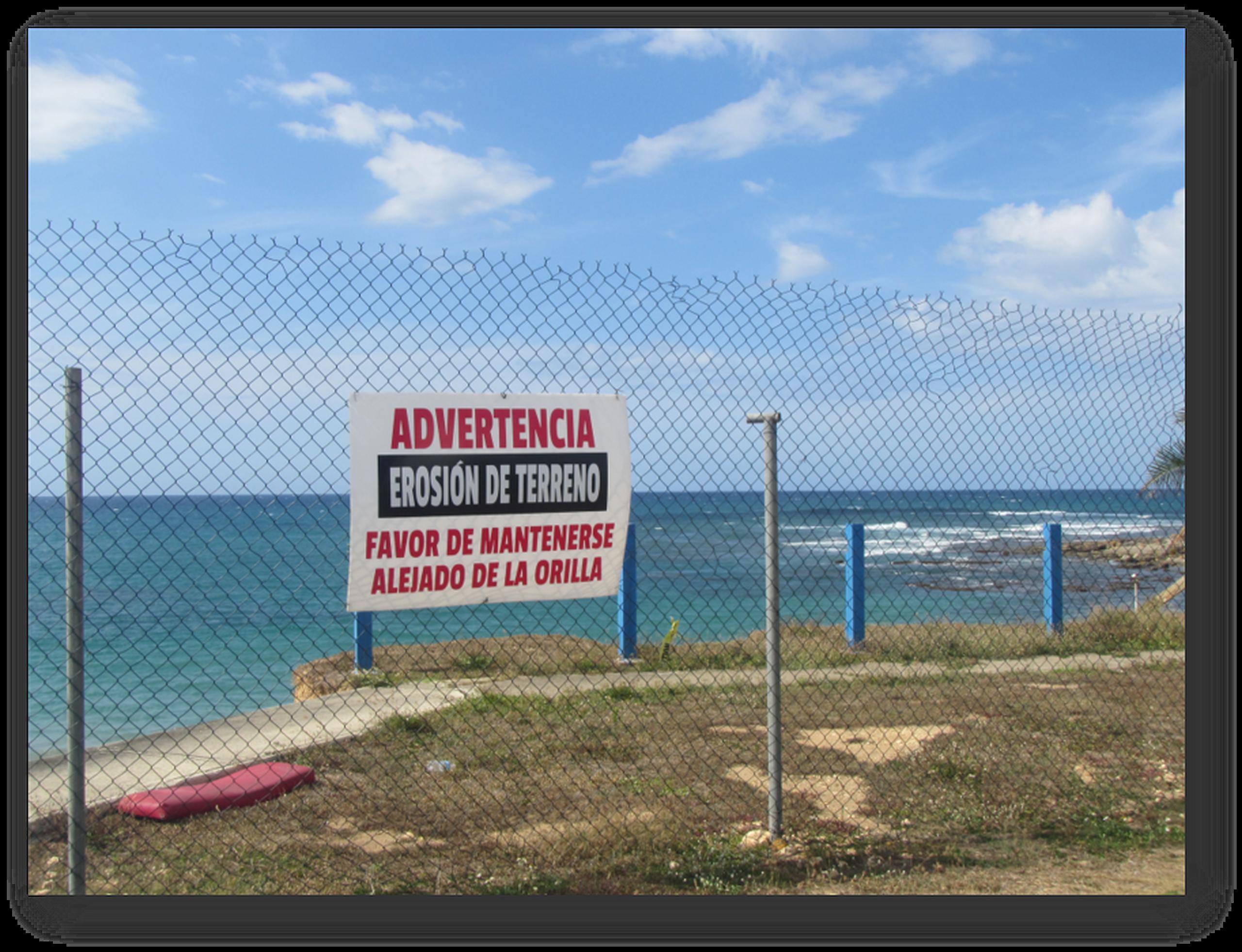 Un letrero en un sector costero de Arecibo advierte a las personas sobre el peligro debido a la erosión.