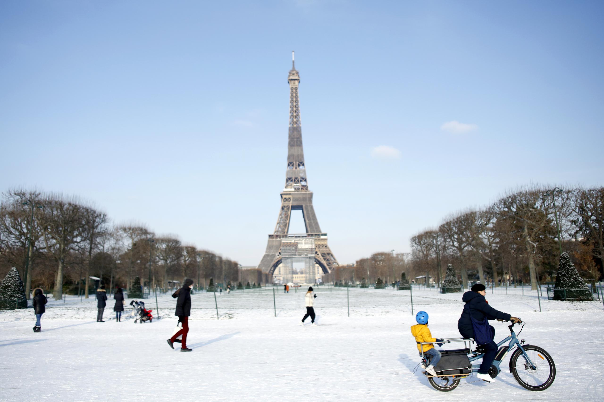 La Torre Eiffel luego de la nevada.