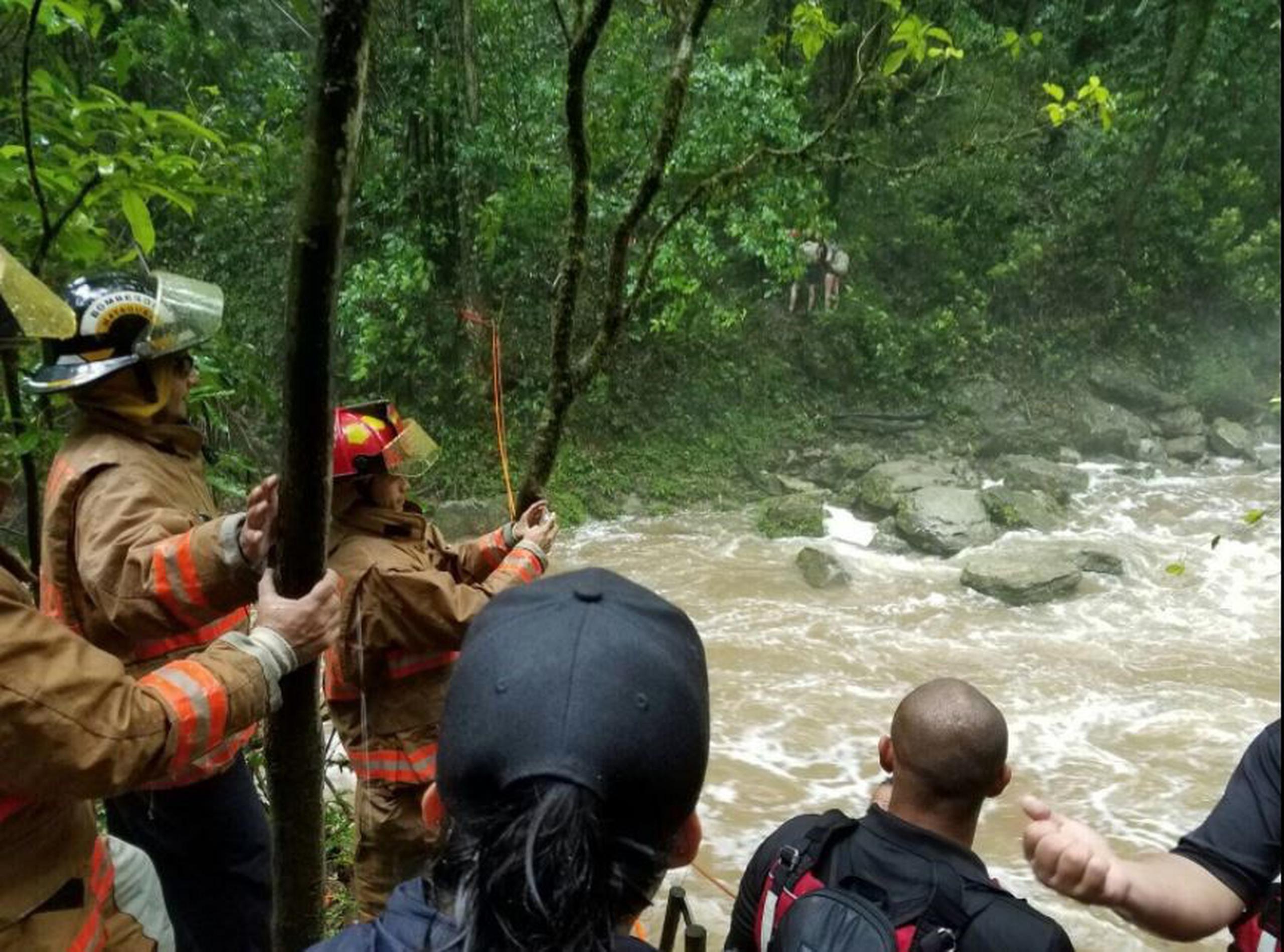 Personal de Manejo de Emergencias municipal y de los Bomberos ayudaron en el rescate. (Captura)