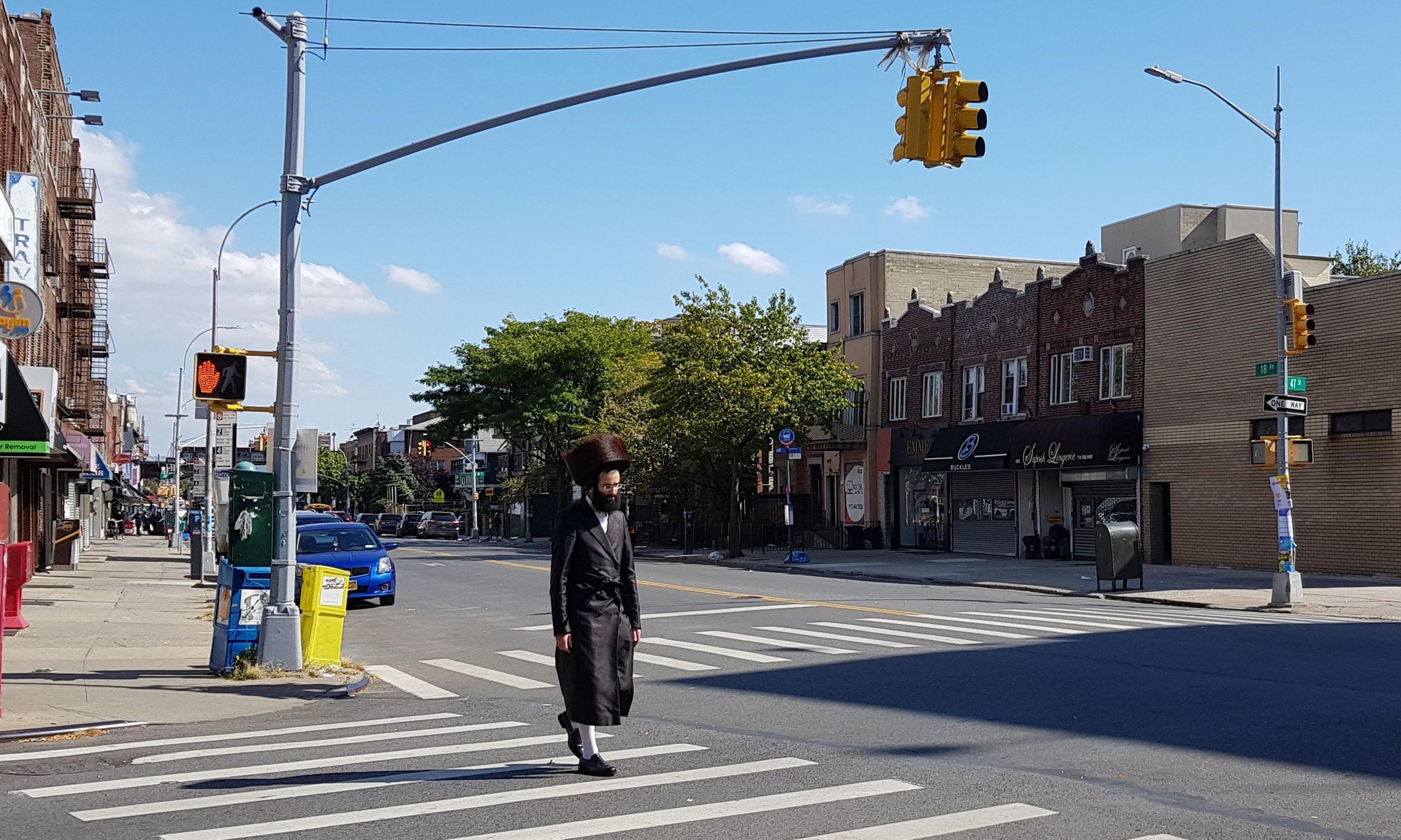 Un judío ultraortodoxo fue registrado al cruzar una calle, sin llevar mascarilla, en el condado de Brooklyn, en Nueva York.