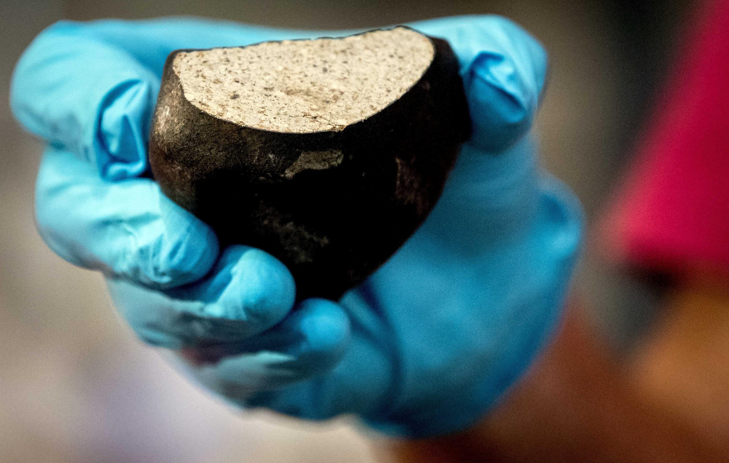 Un científico muestra un meteorito tipo condritas. Archivo EFE/Koen Van Weel
