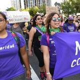 Centenar de mujeres marchan en contra de la violencia de género