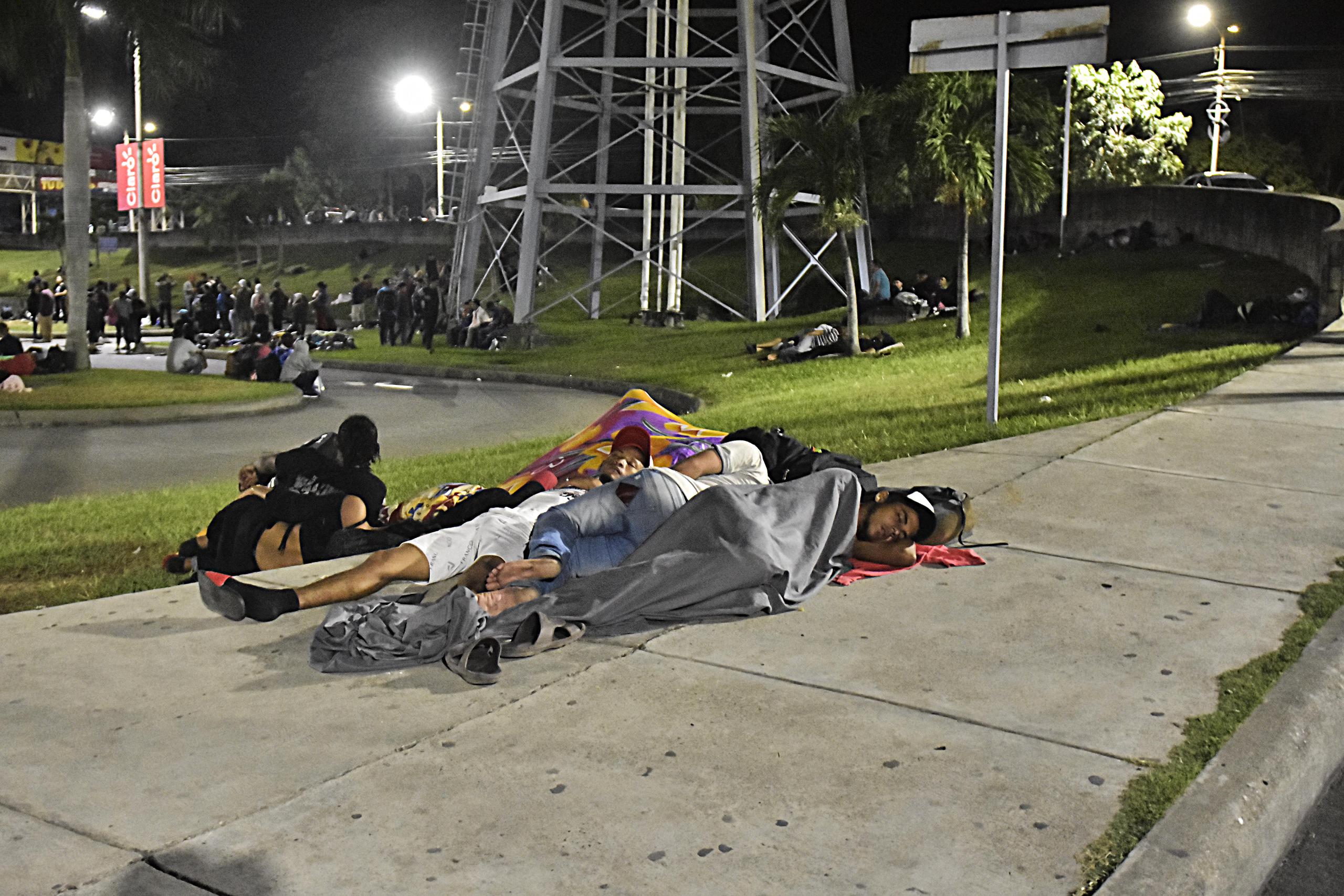 Migrantes de diferentes nacionalidades esperan para salir en caravana hacia la frontera de Honduras con Guatemala, en San Pedro Sula (Honduras), en una fotografía de archivo. EFE/José Valle

