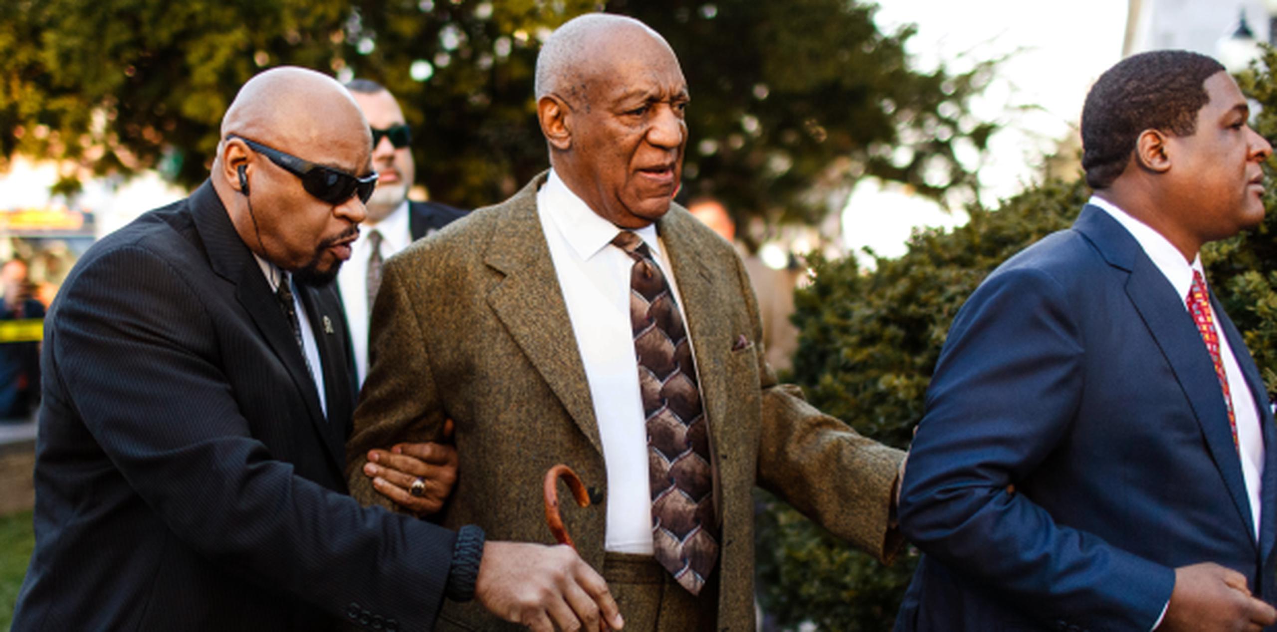 Cosby arribó en una camioneta deportiva negra poco antes de las 9 a.m. del martes, ataviado en un traje marrón con corbata. (AP)